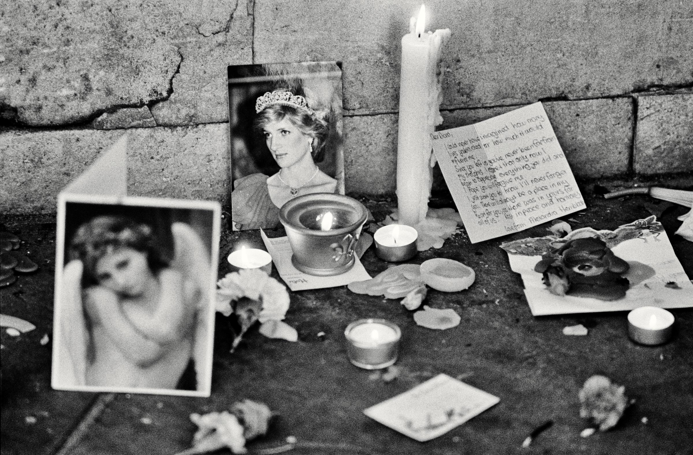 One of thousands of small shrines left in the streets of London by the public during the funeral of Diana, Princess of Wales (1961 - 1997) in London, on September 6, 1997. | Source: Getty Images