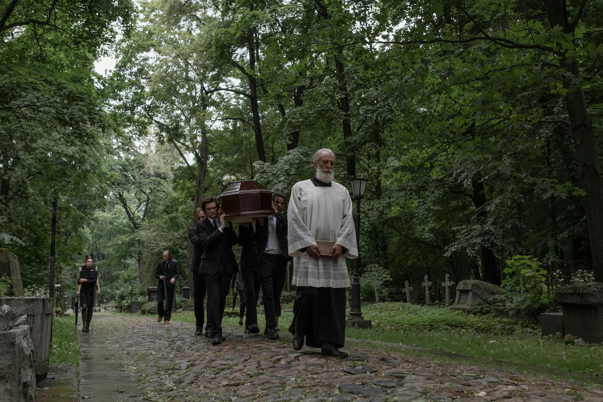 A funeral procession in a cemetery | Source: Pexels