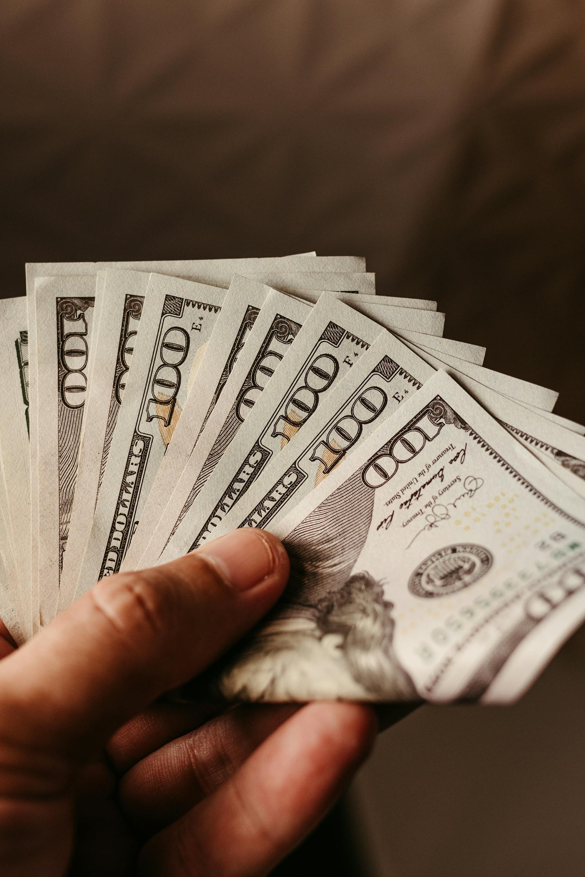 A man holding money | Source: Pexels