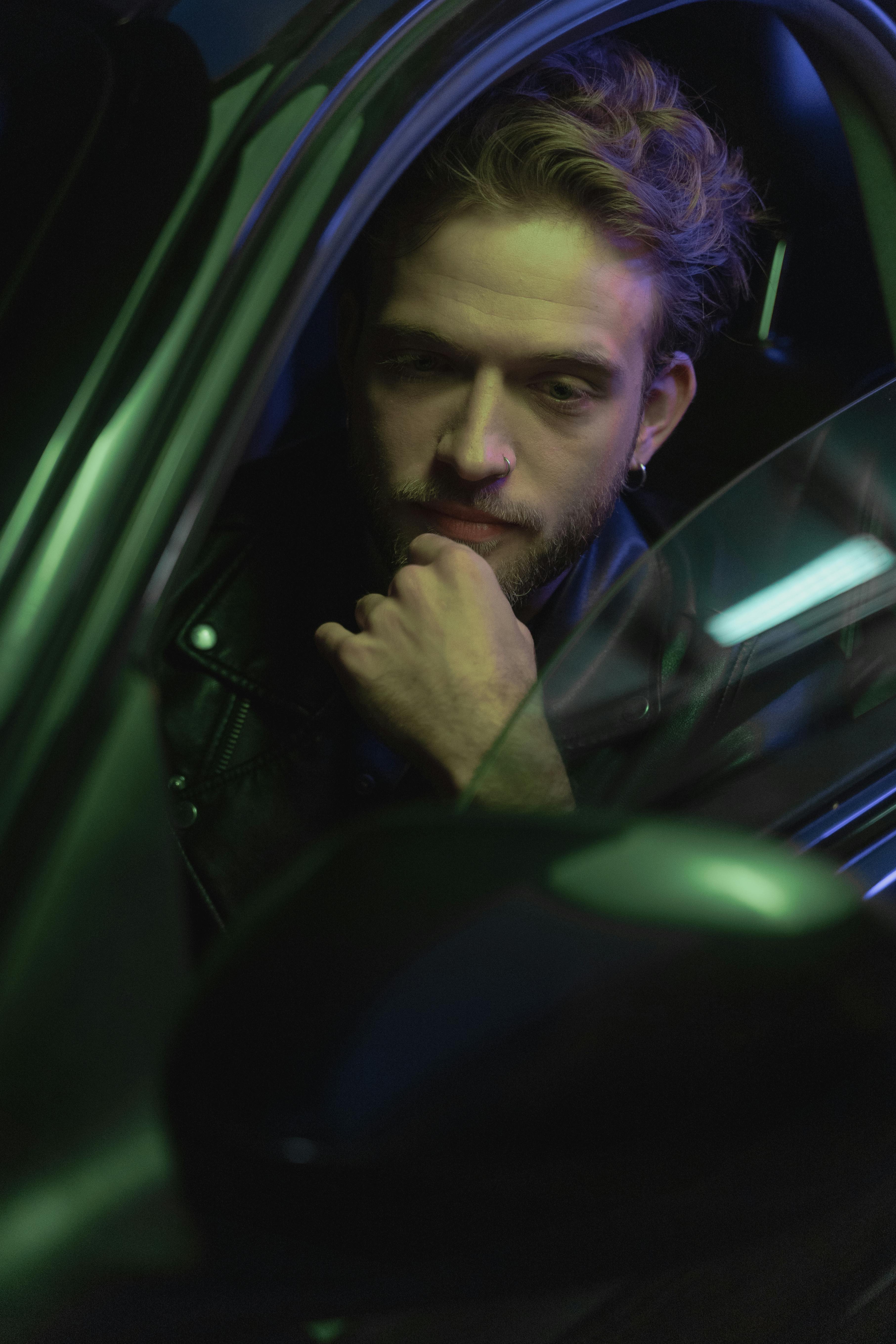 Poważny mężczyzna czekający w samochodzie | Źródło: Pexels