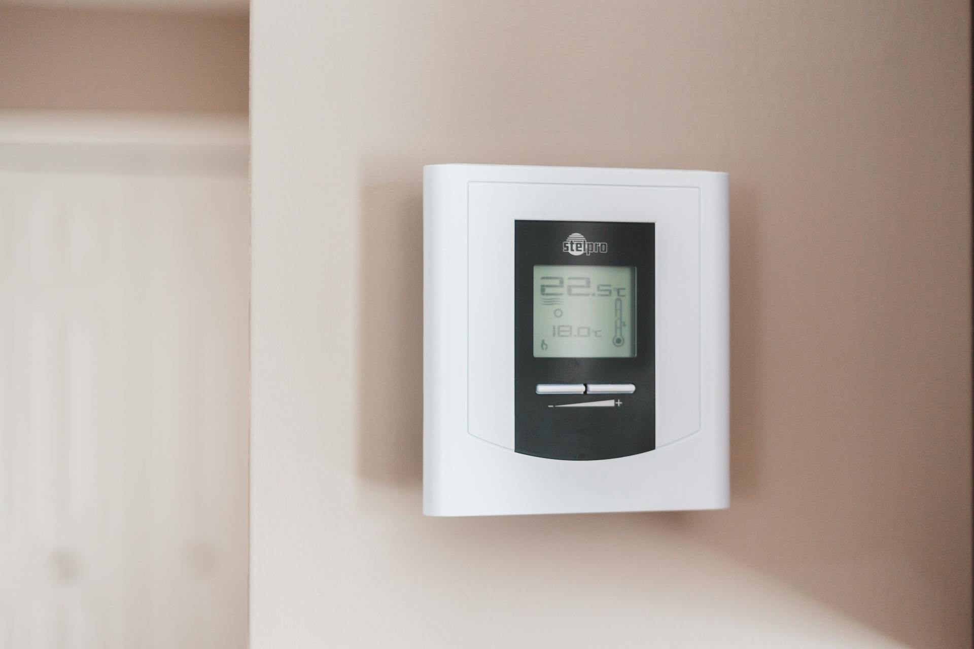 A thermostat | Source: Pexels