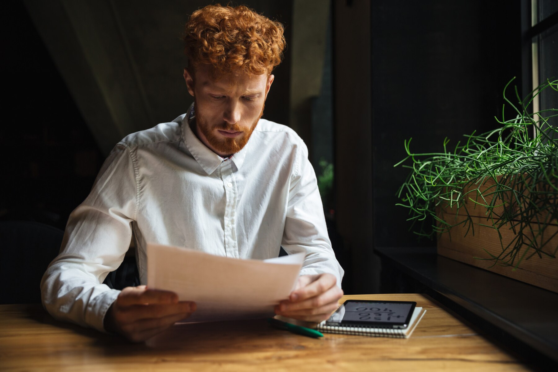 A man reading a letter | Source: Freepik