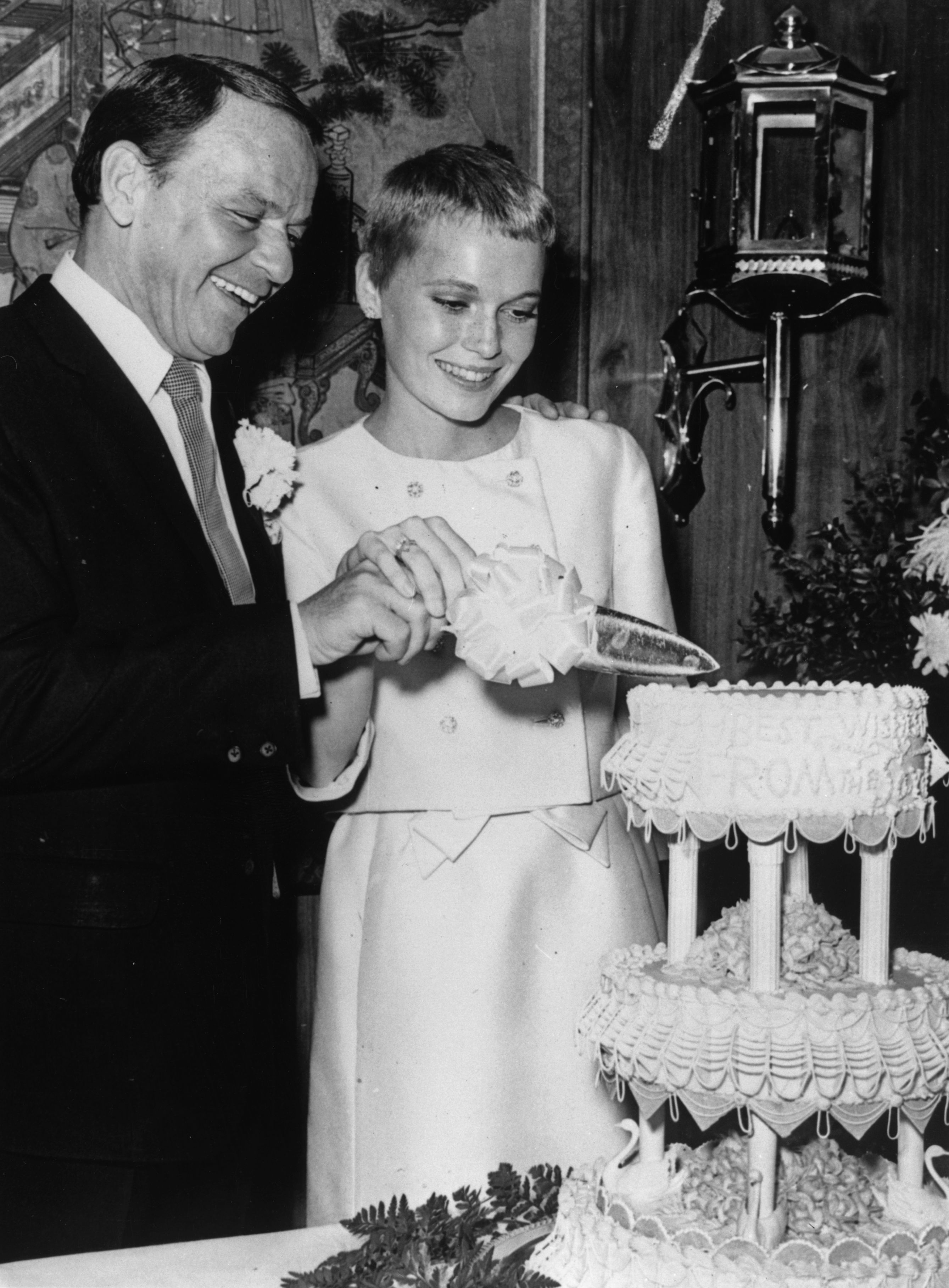 Frank Sinatra and Mia Farrow cutting their wedding cake at Las Vegas. | Source: Getty Images