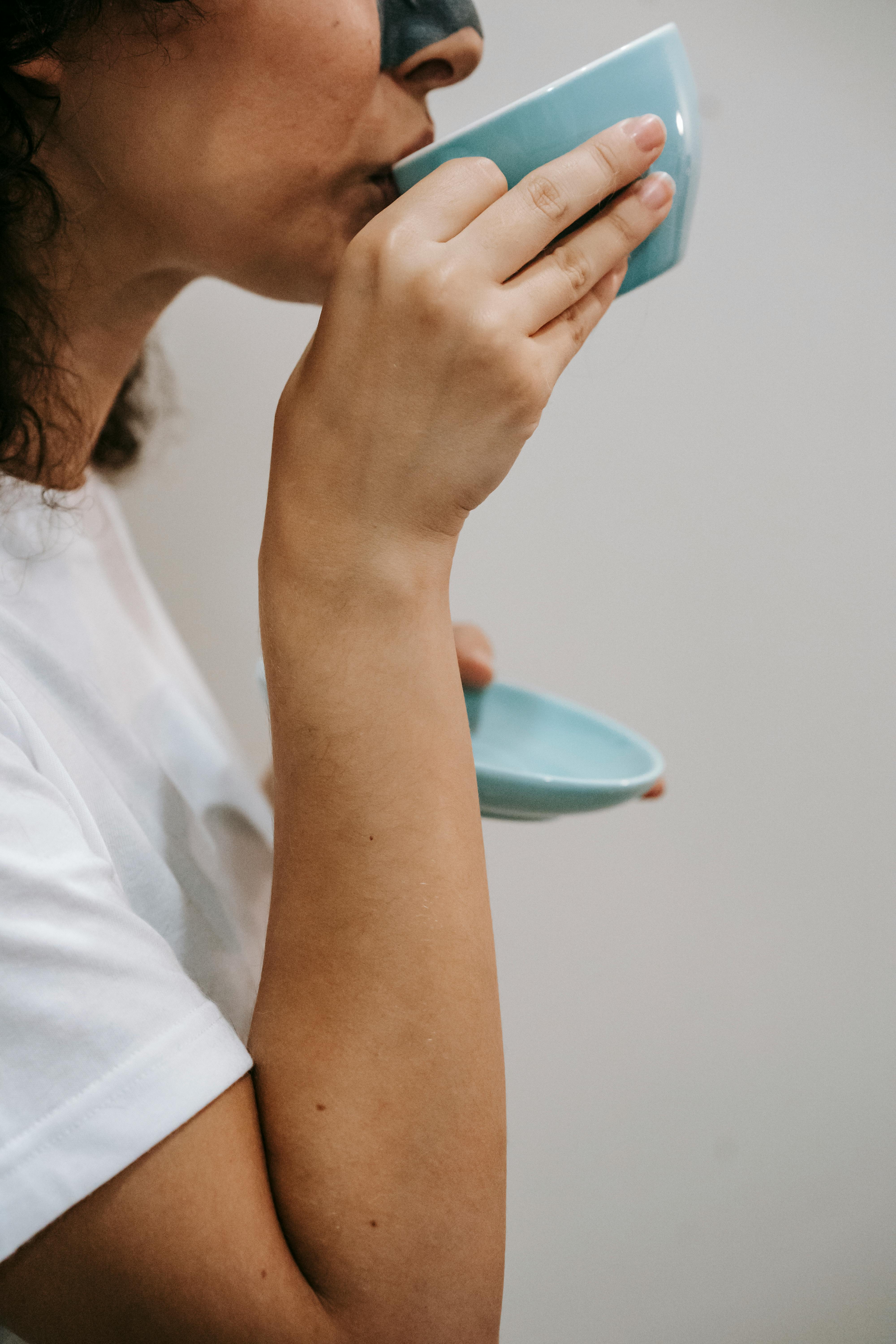 Unconcerned woman sipping her coffee | Source: Pexels