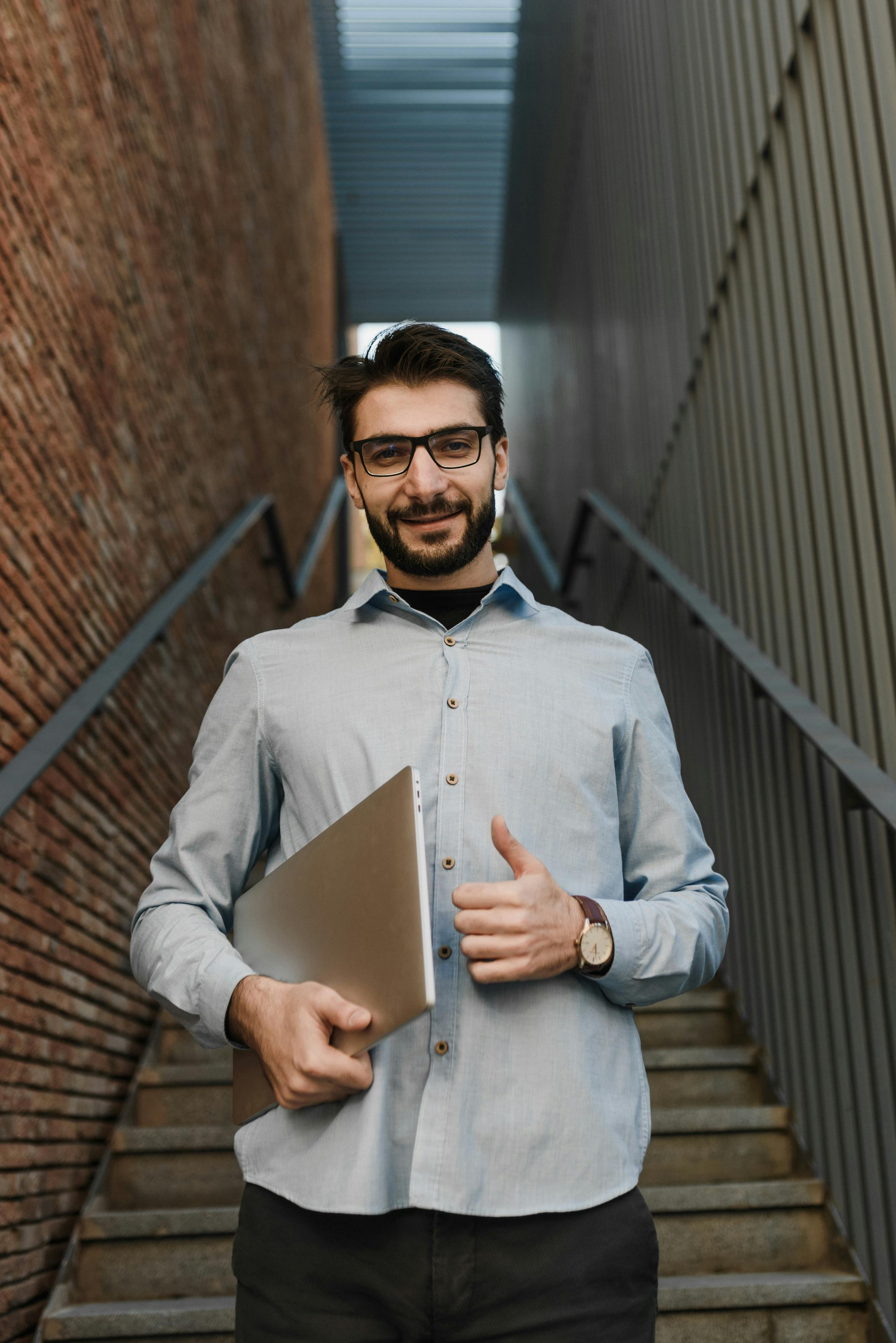 A happy man talking to someone | Source: Pexels