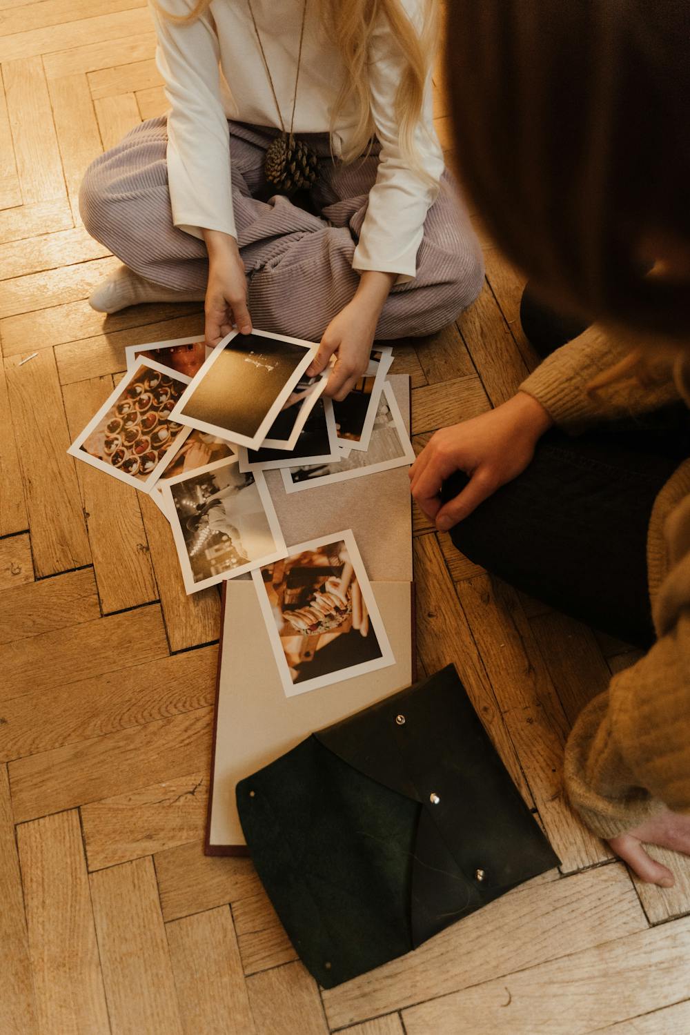 Family looking through photos | Source: Pexels