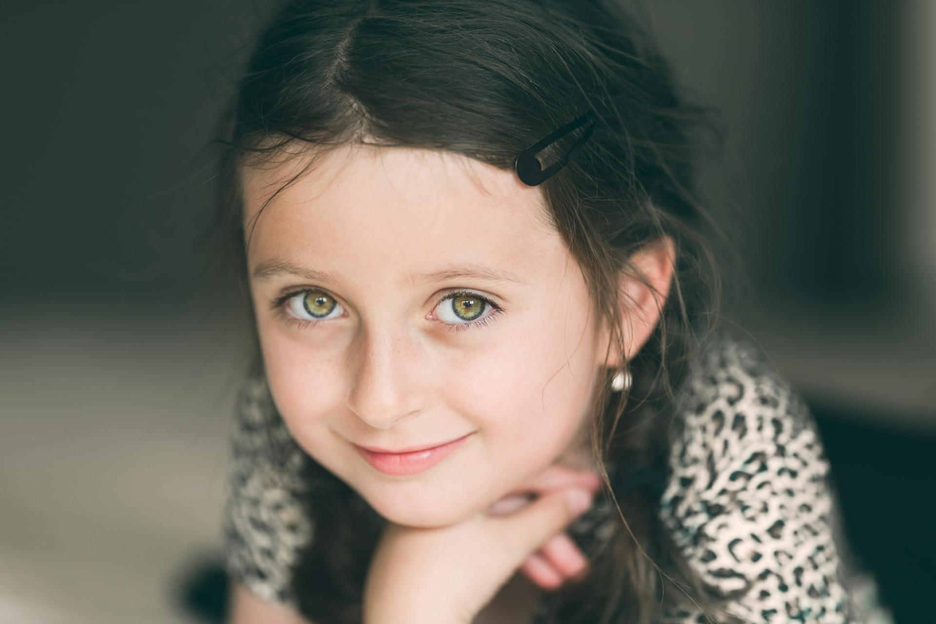 A little girl looking straight ahead | Source: Pexels