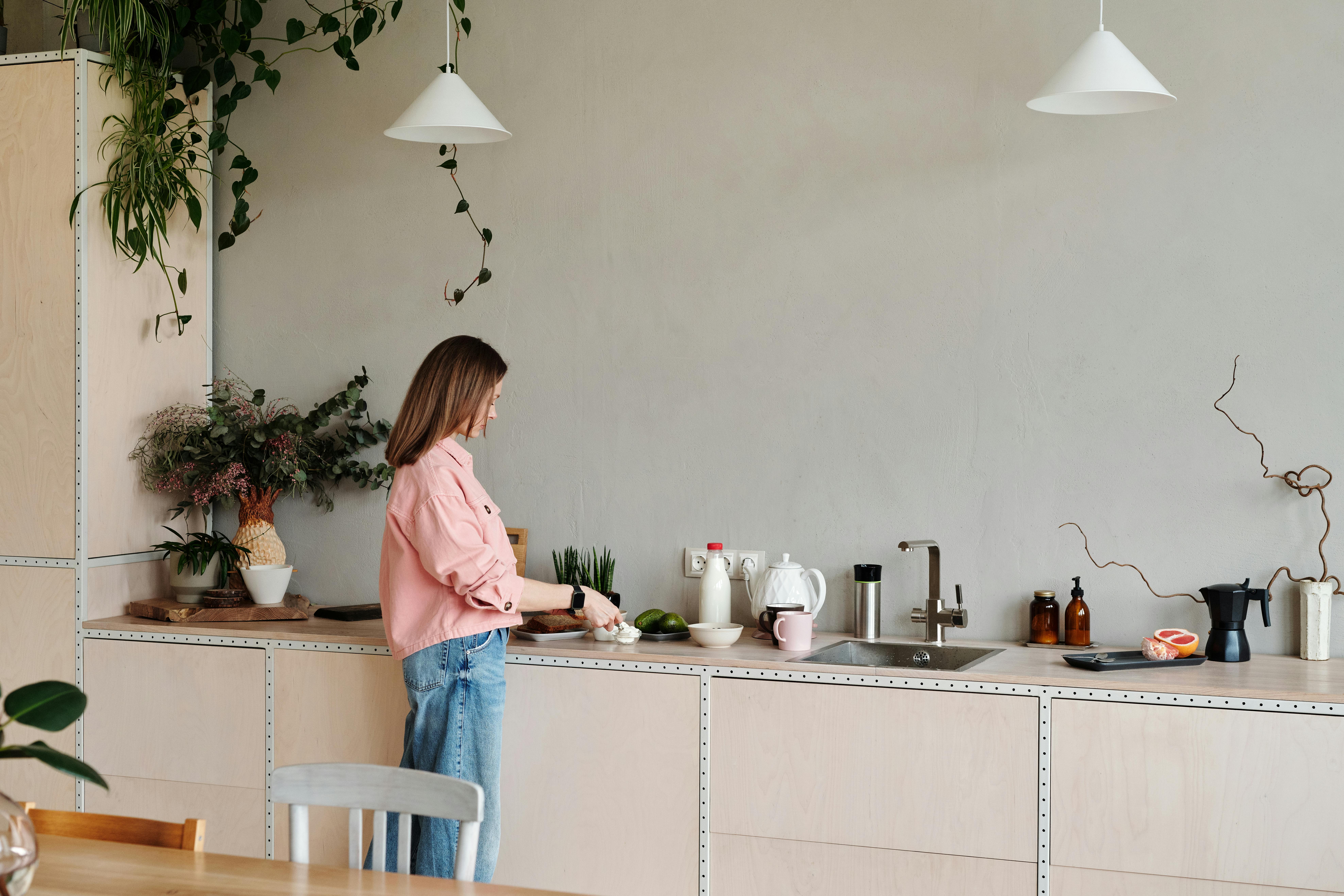 A woman standing in her kitchen | Source: Pexels