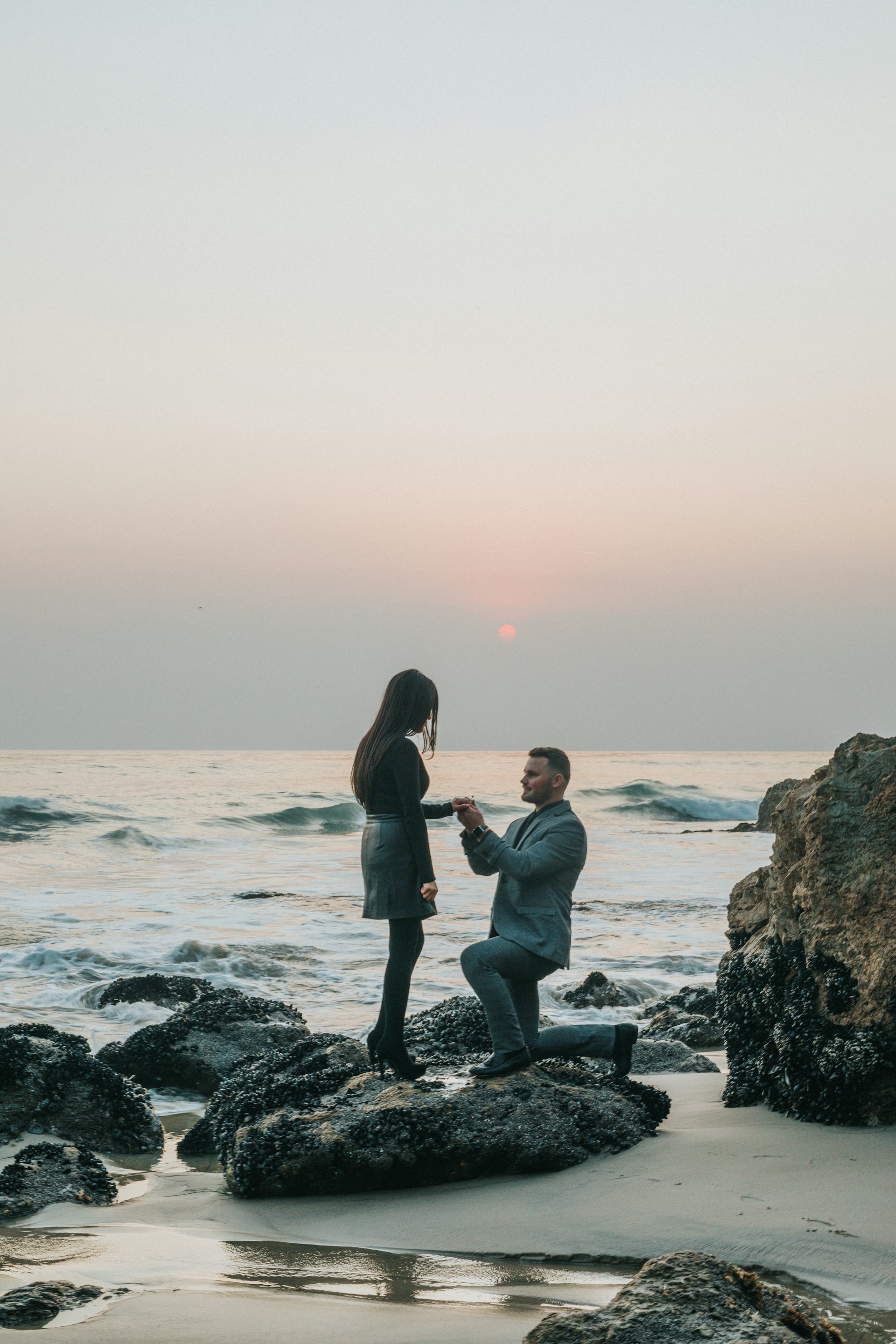 A man dramatically proposing to his girlfriend | Source: Unsplash