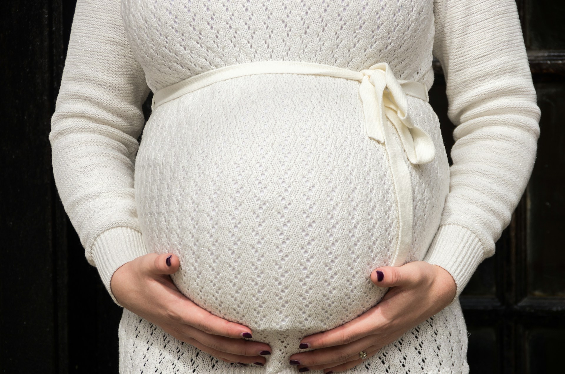 Cropped shot of a pregnant woman | Source: Unsplash