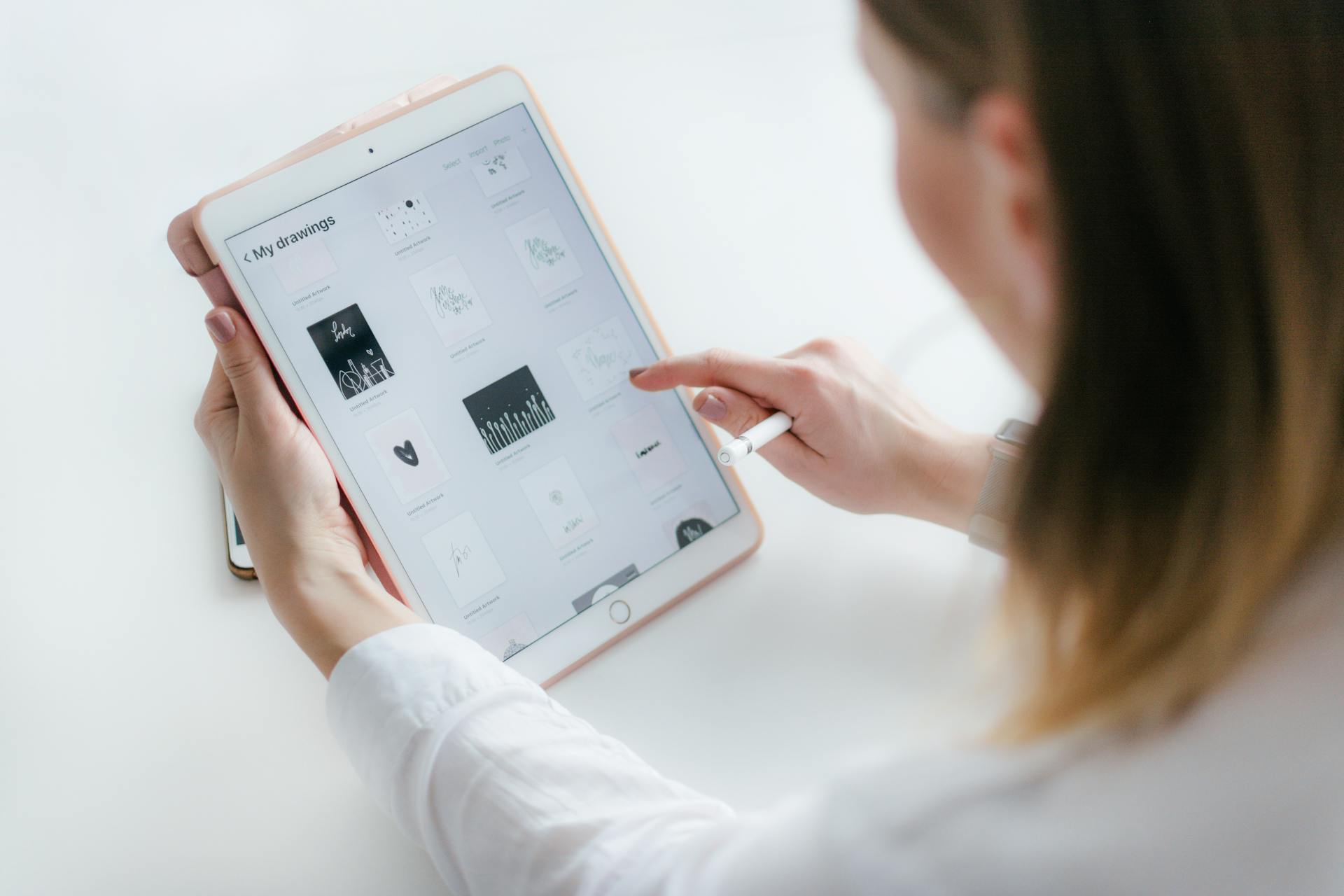 Close-up shot of a woman using an iPad | Source: Pexels