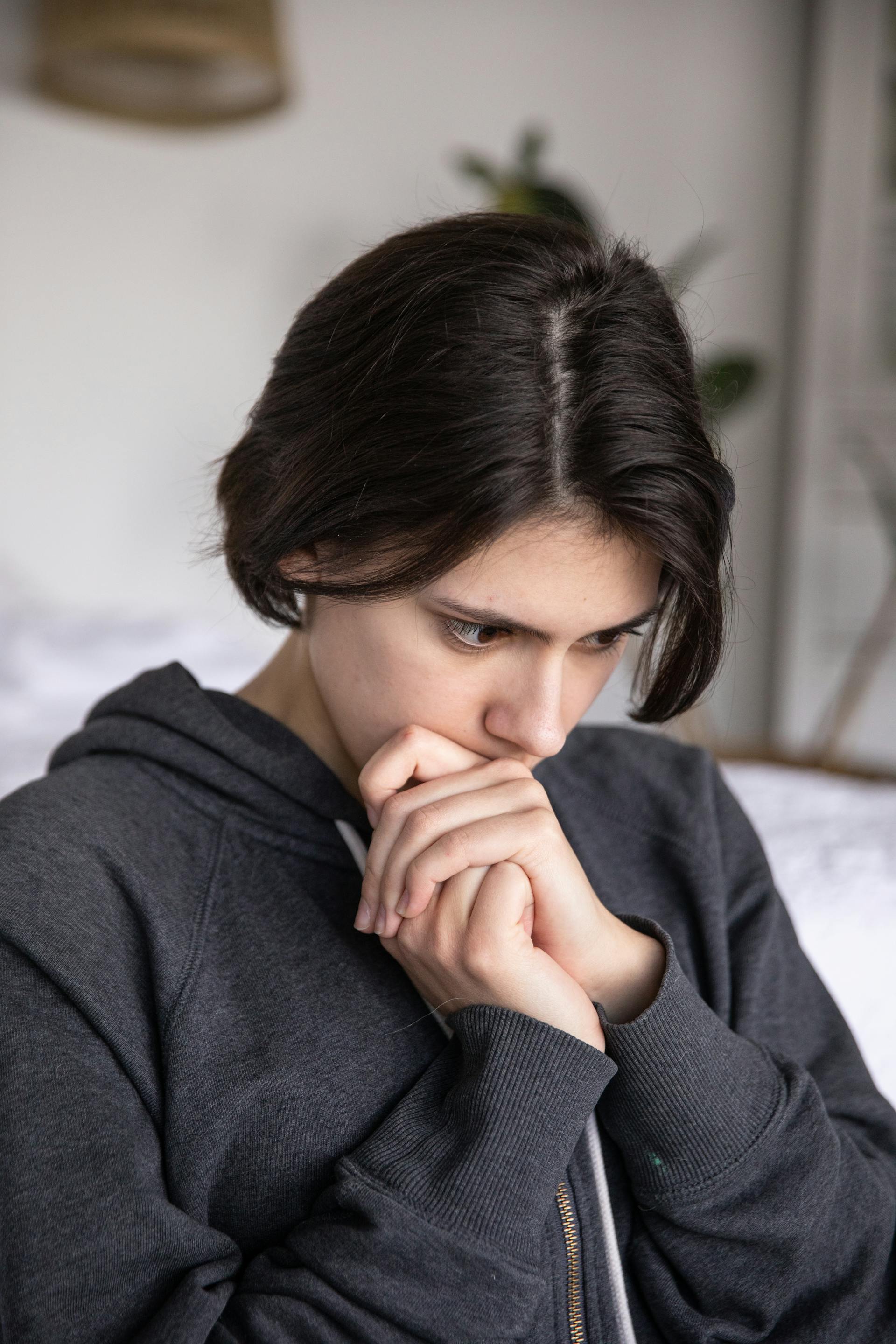A concerned woman | Source: Pexels