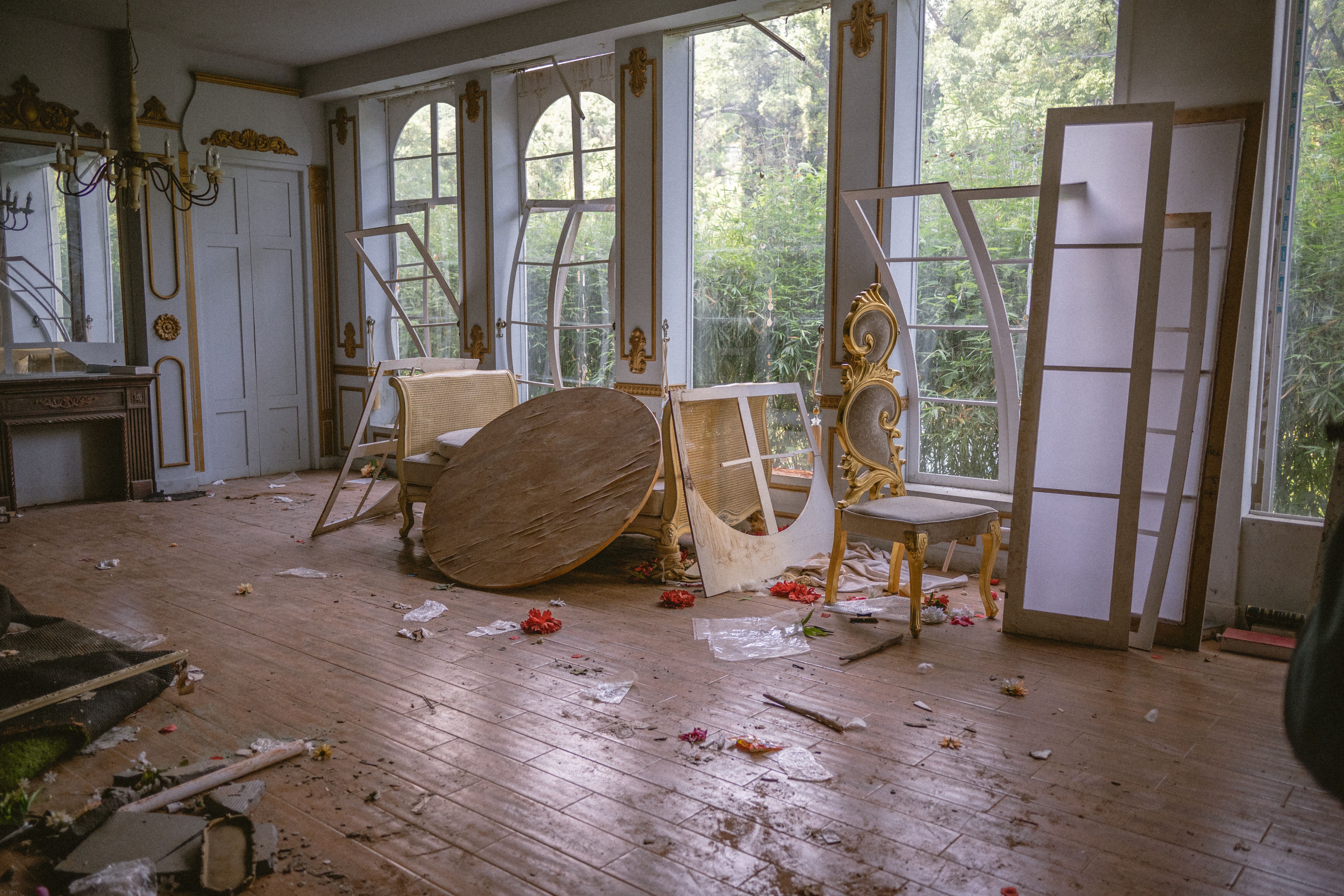 An atmospheric view of the elegant decay of an abandoned ballroom with vintage décor | Source: Pexels
