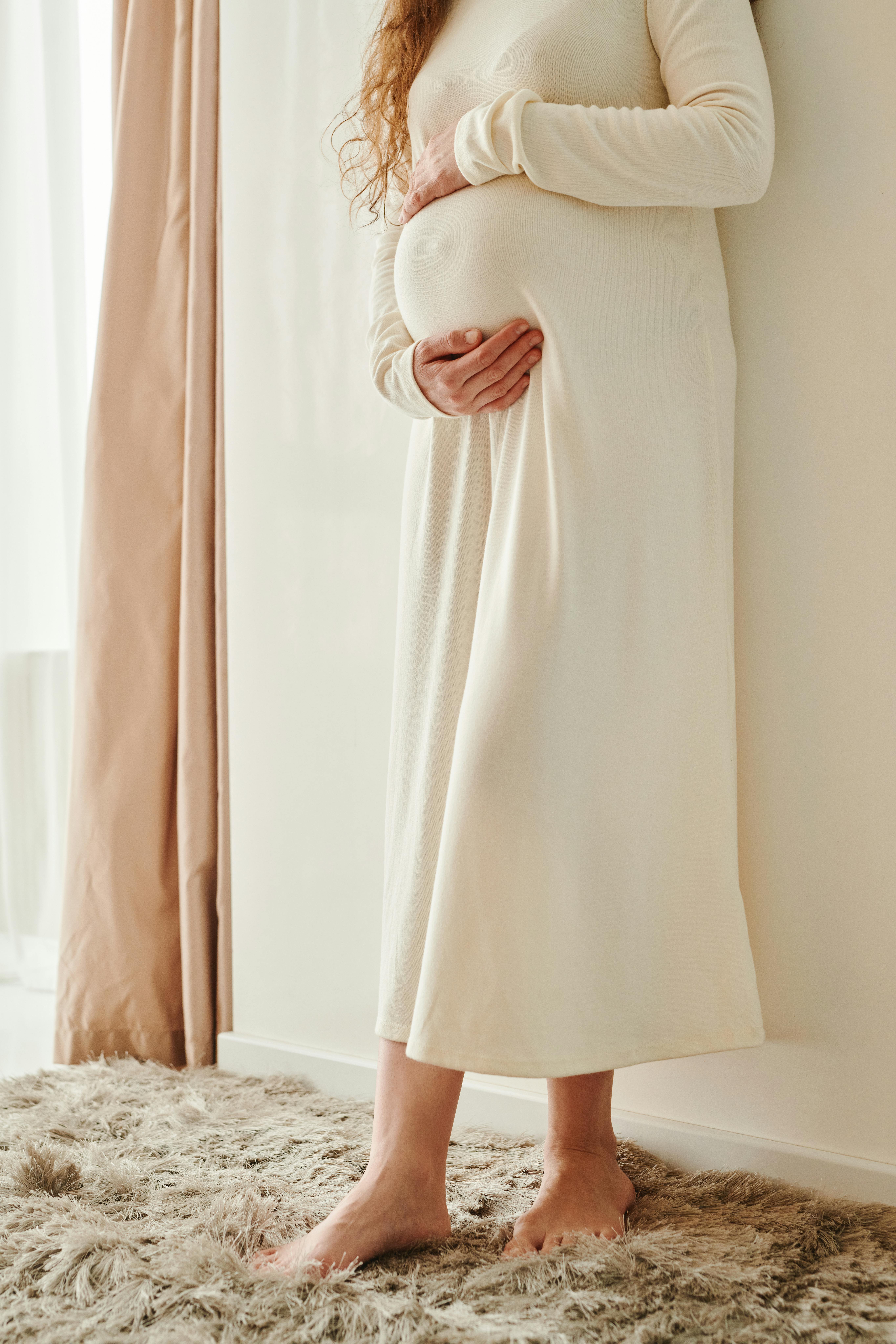 Kobieta w ciąży trzymająca brzuszek | Źródło: Pexels