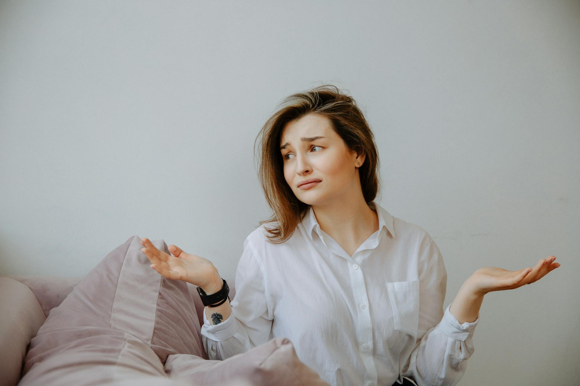 A woman shrugging | Source: Pexels