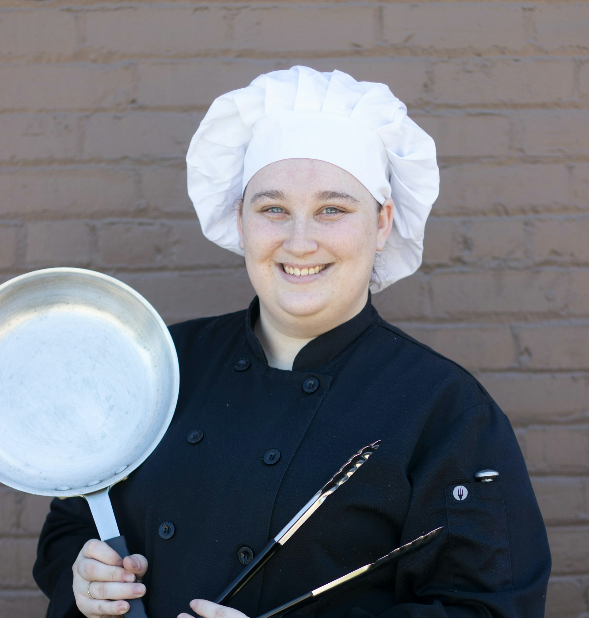 A female chef holding cookware | Source: Unsplash