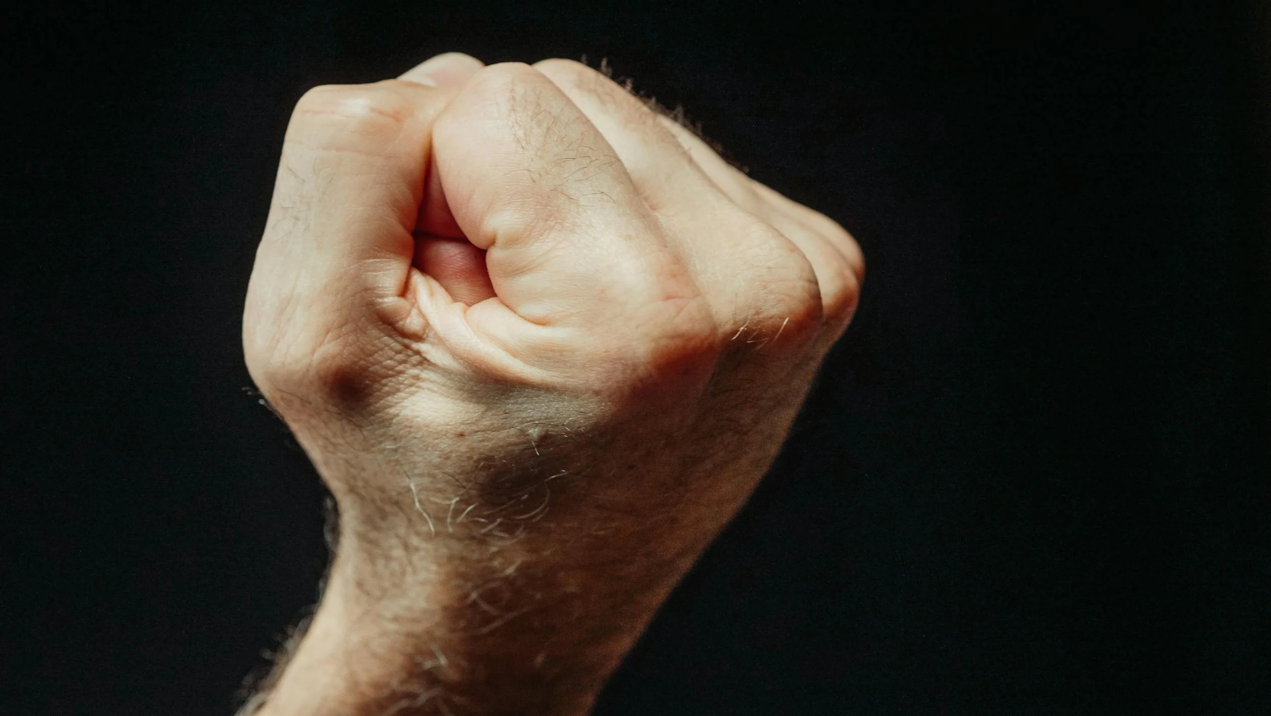 A clenched fist | Source: Pexels