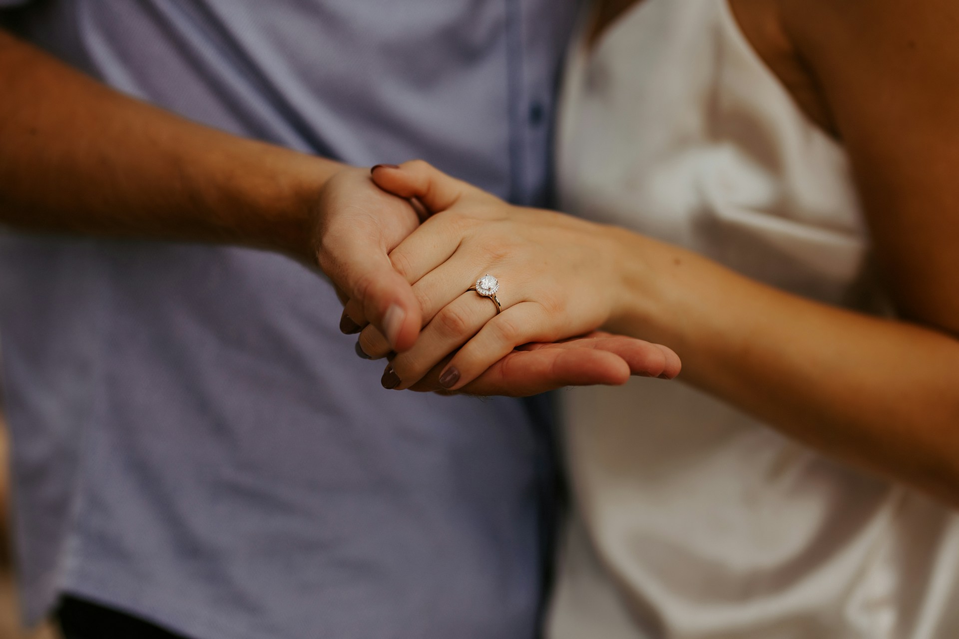 A couple holding hands | Source: Unsplash