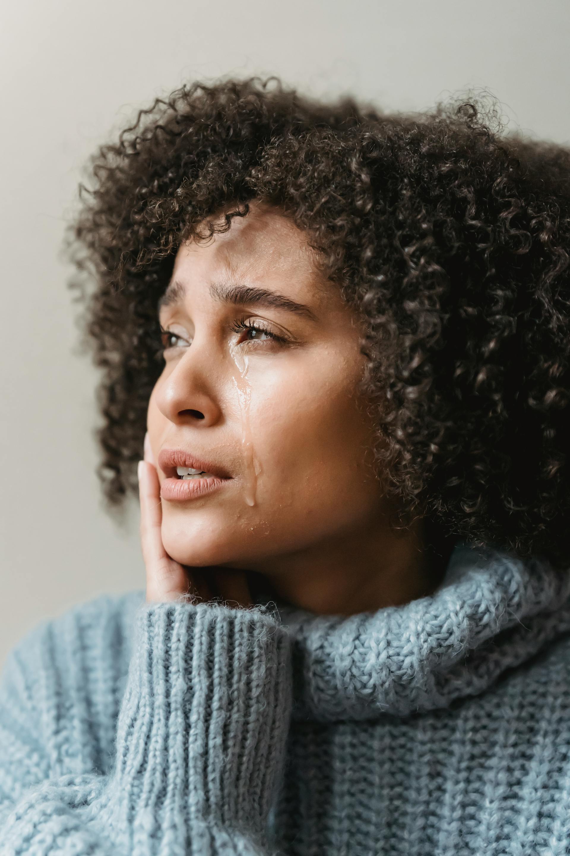 A woman crying while speaking to someone | Source: Pexels