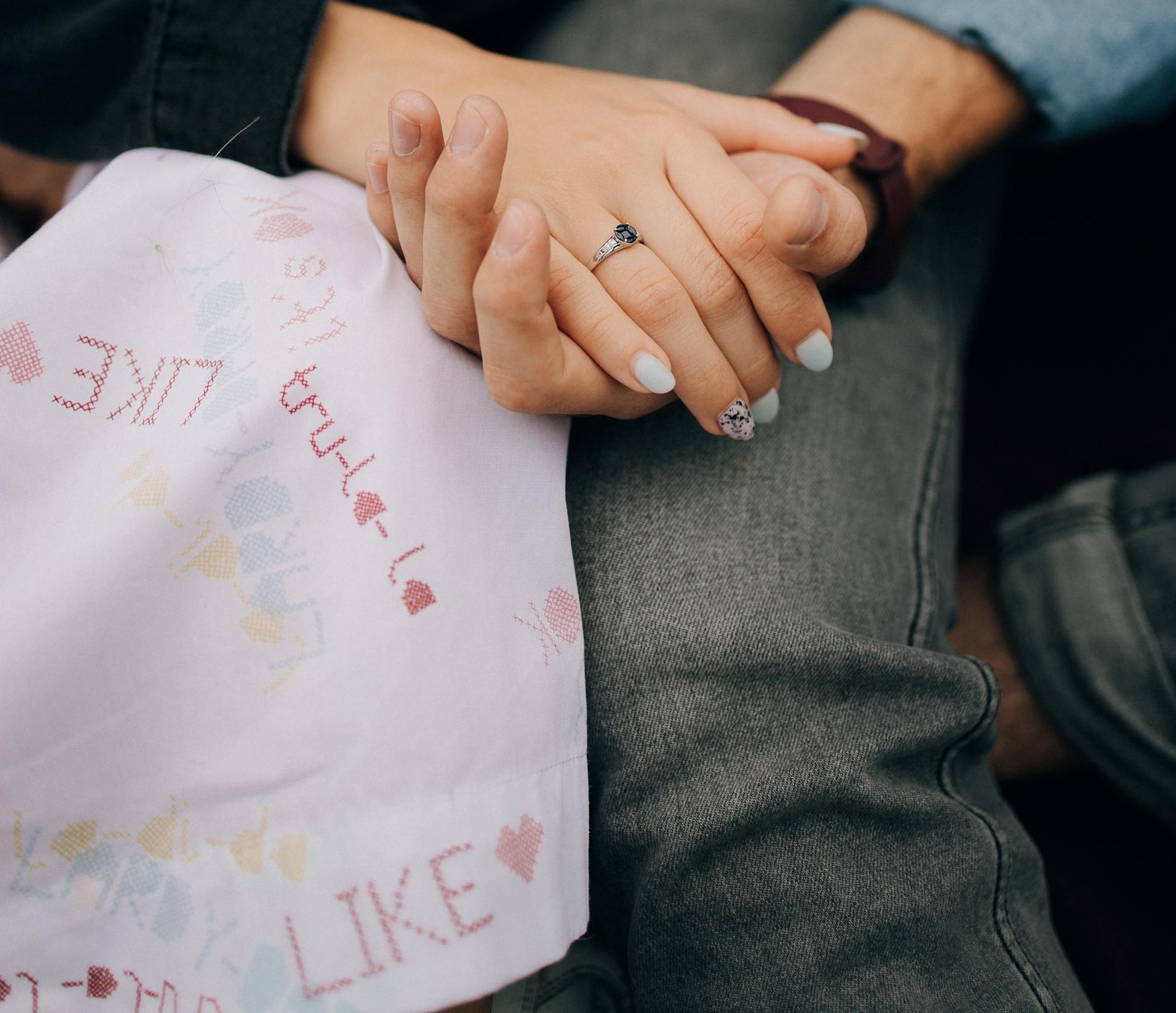 Close-up of young couple holding hands | Source: Pexels