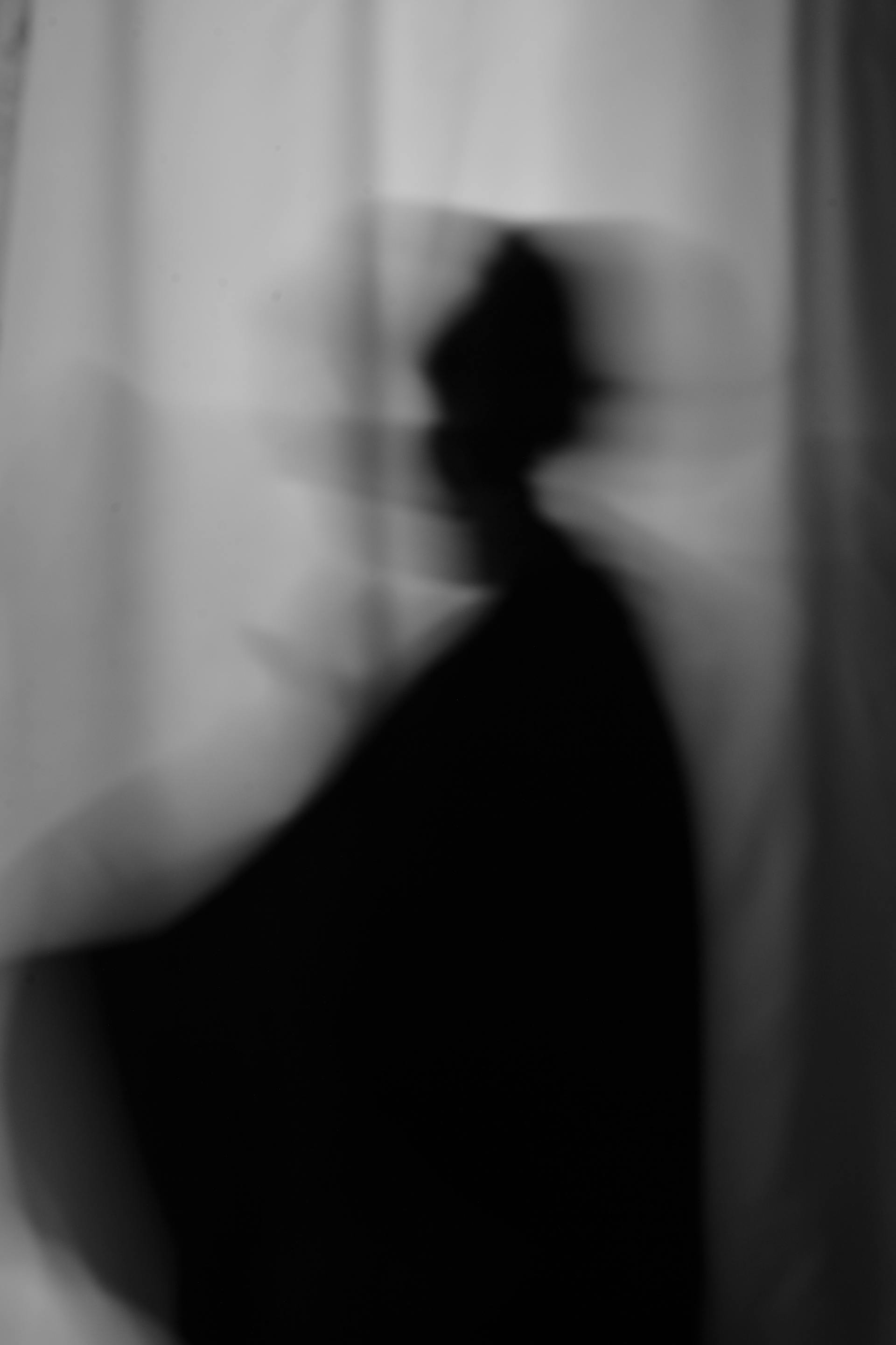 A blurry silhouette | Source: Pexels