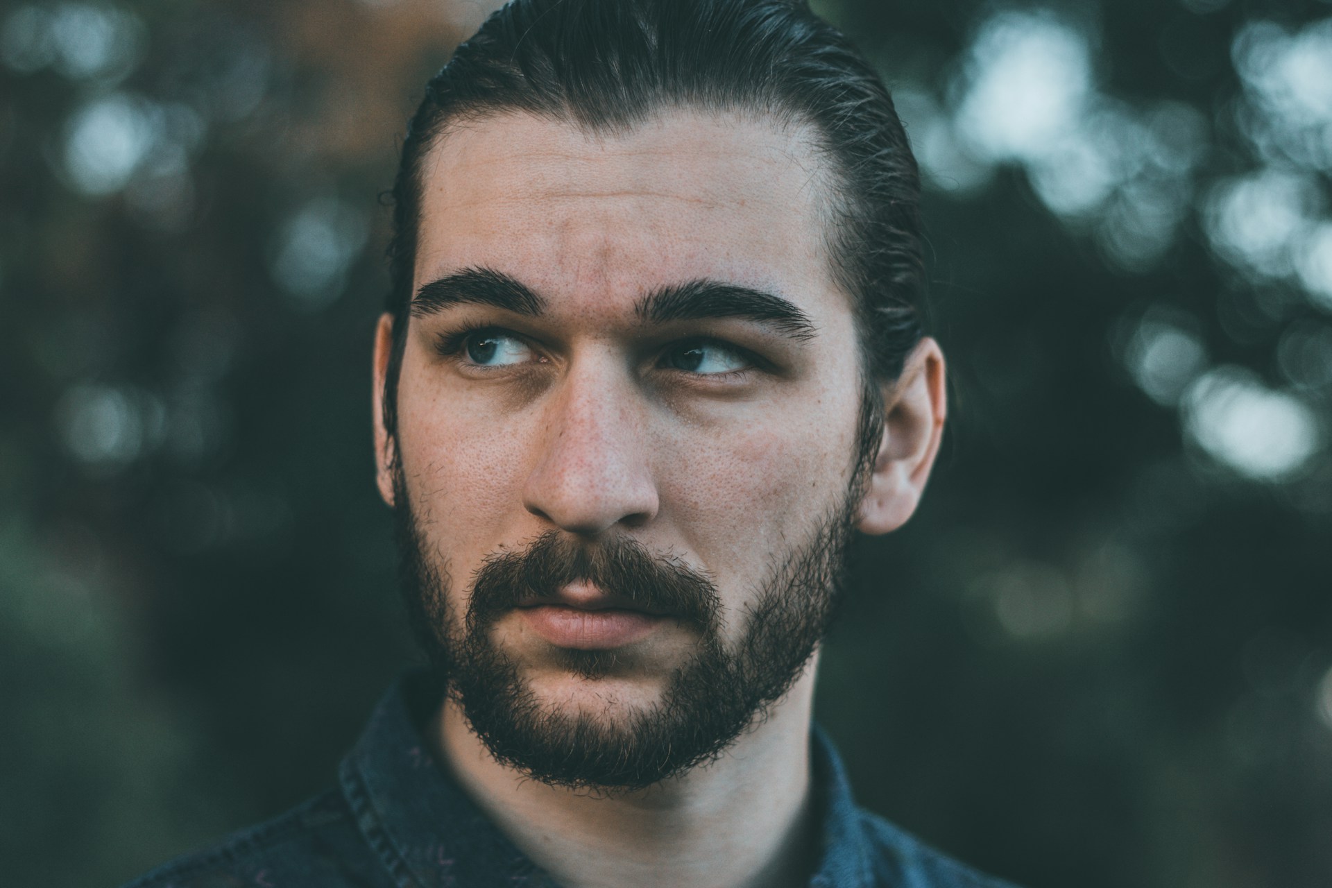 A man looking at someone | Source: Unsplash