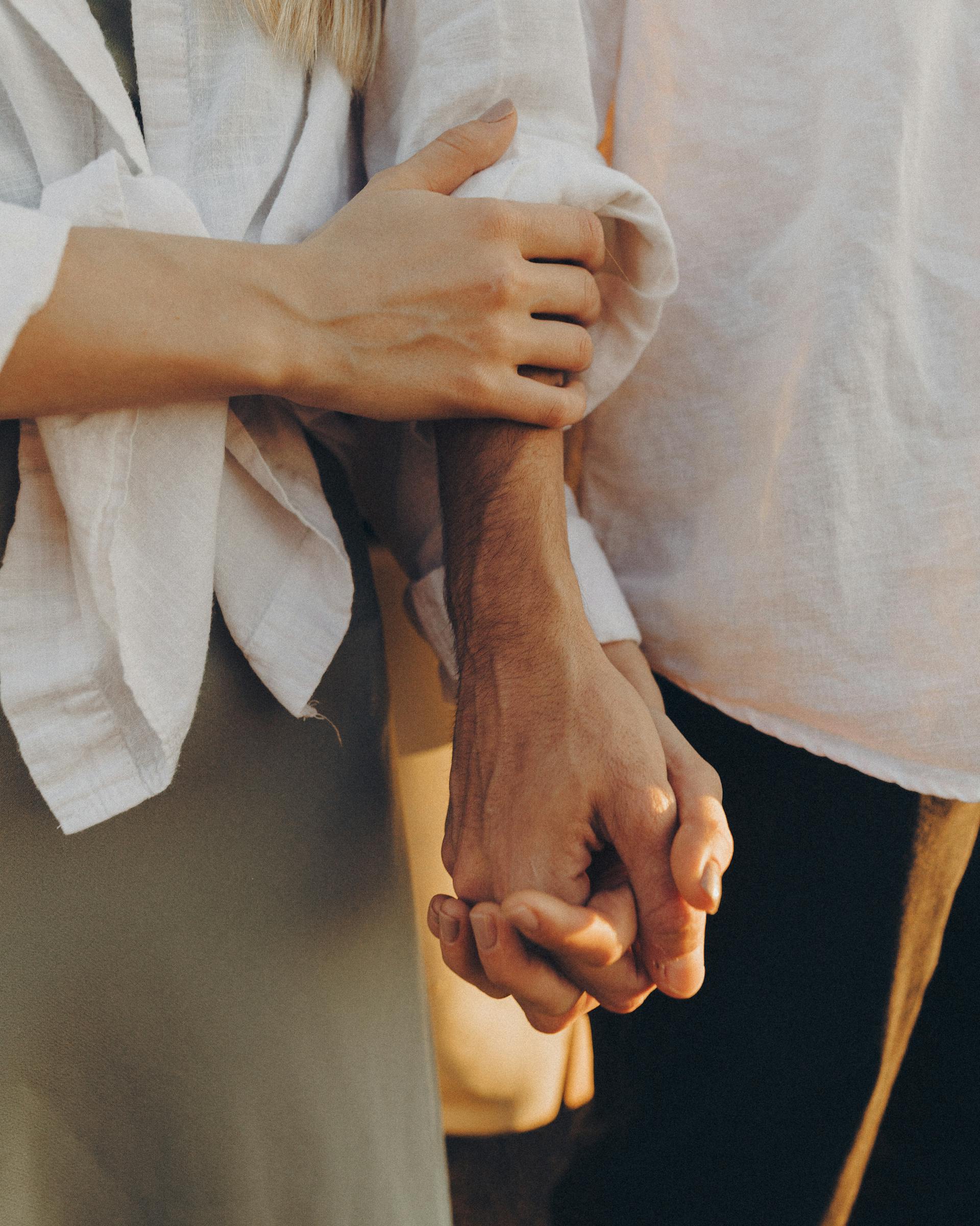 Una pareja cogida de la mano | Fuente: Pexels