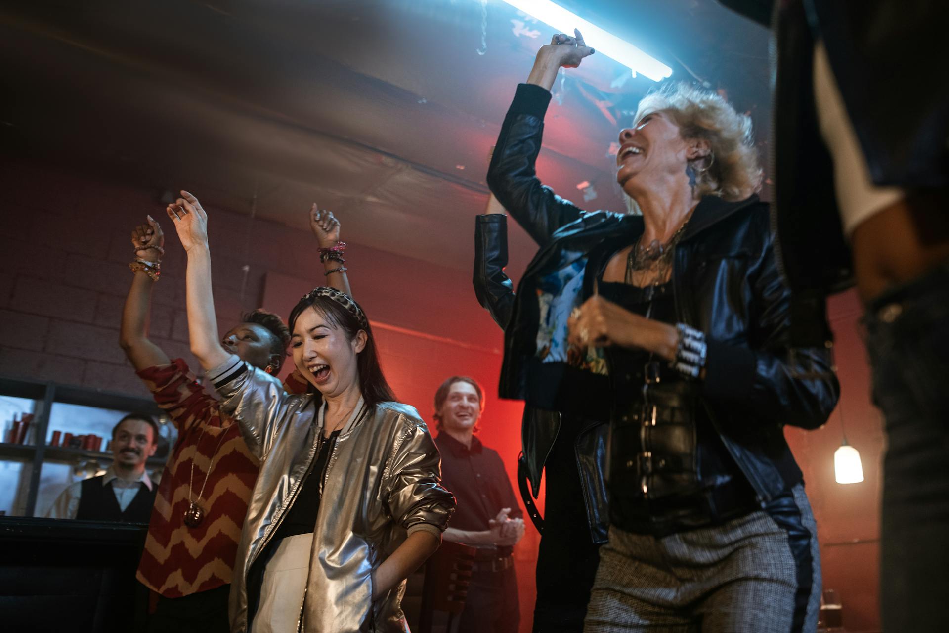 A group of people dancing | Source: Pexels