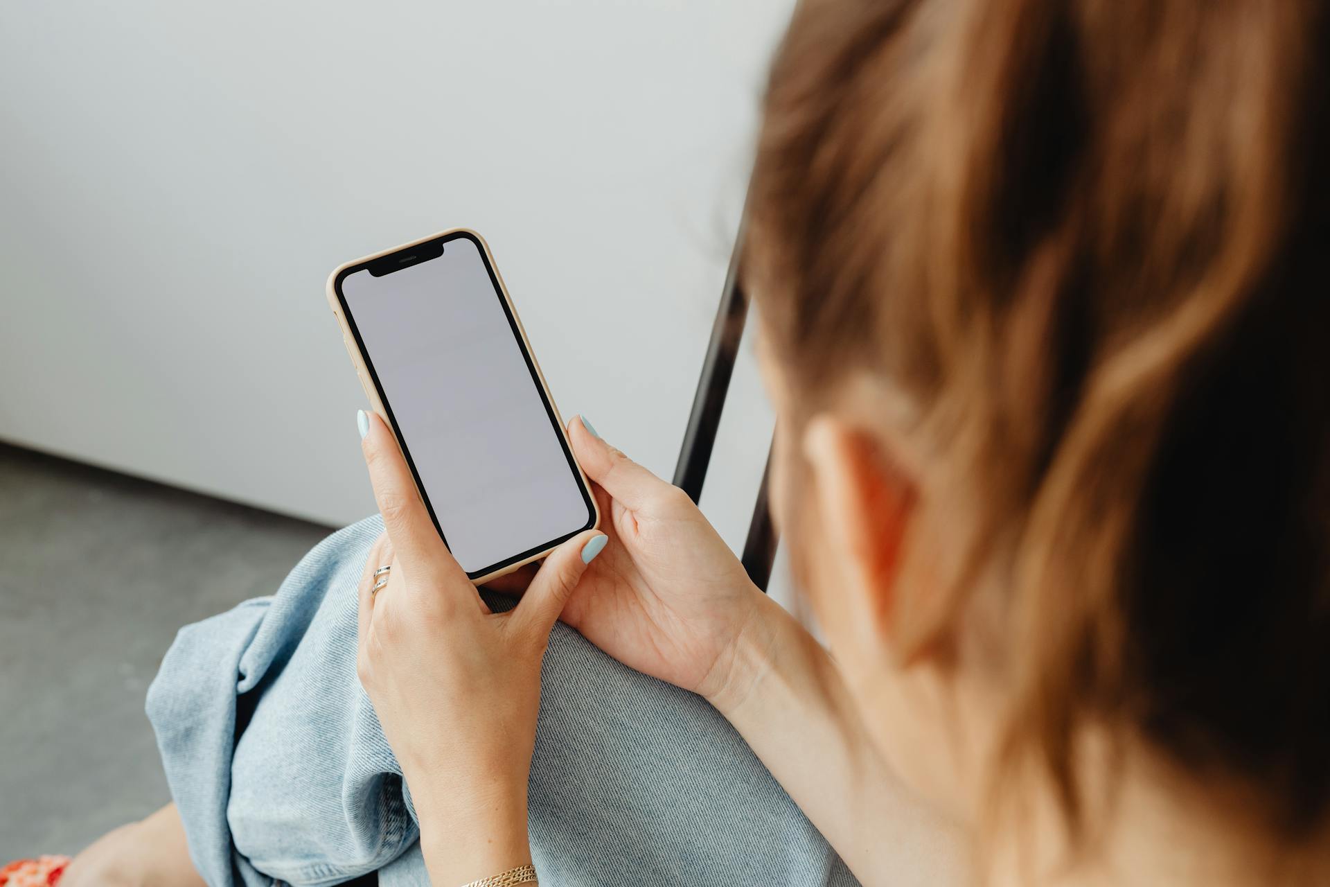 A woman looking at her phone | Source: Pexels