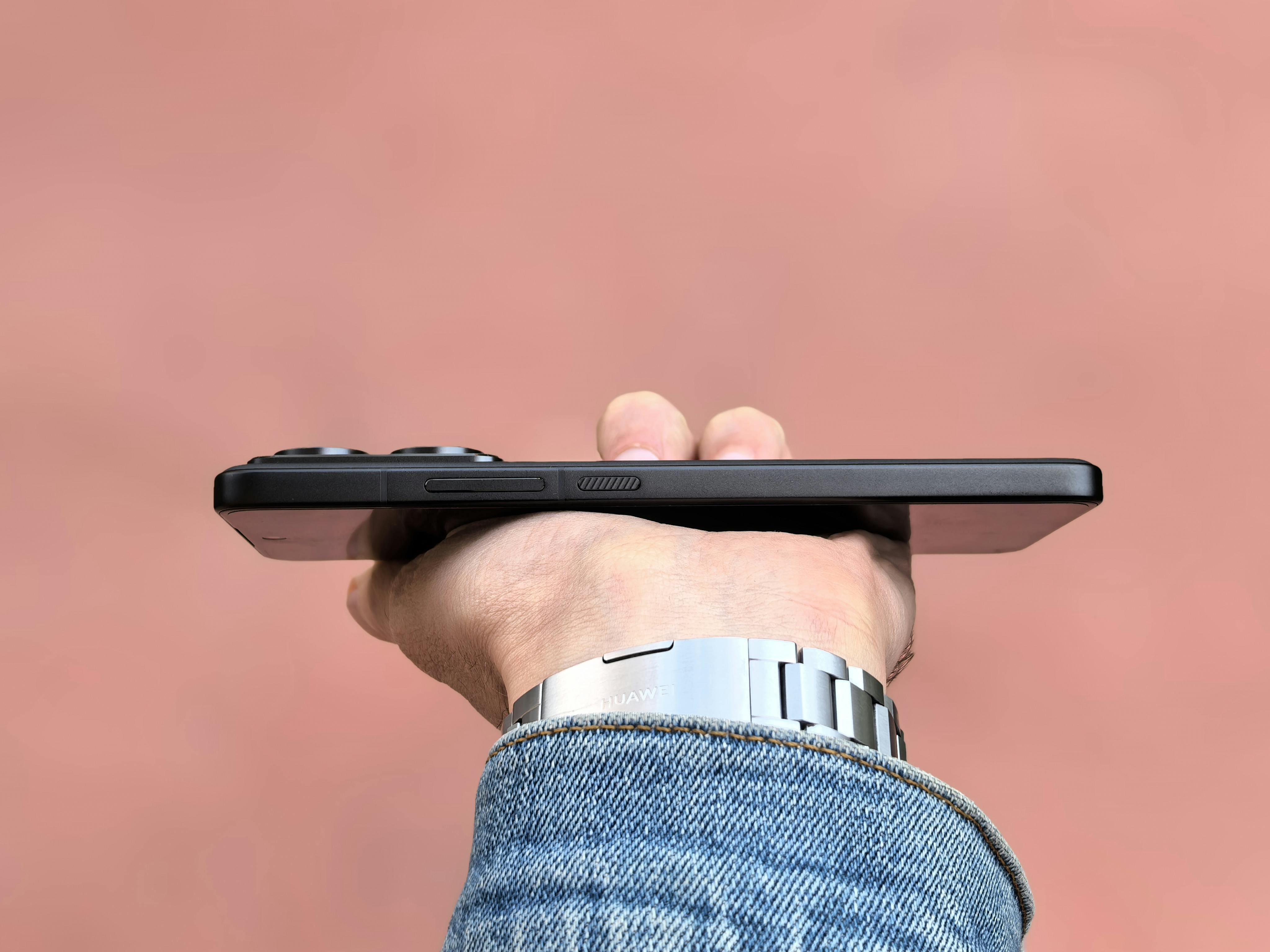 A man holding out his phone | Source: Pexels