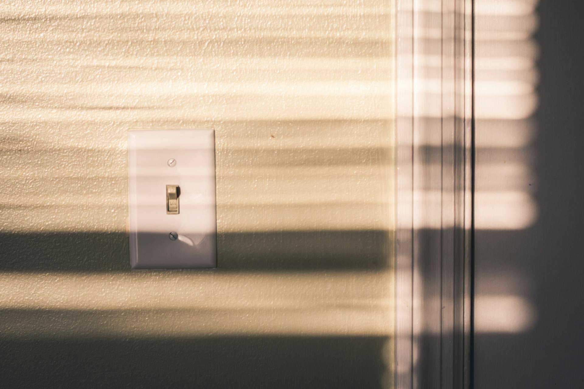 A light switch on a wall | Source: Pexels