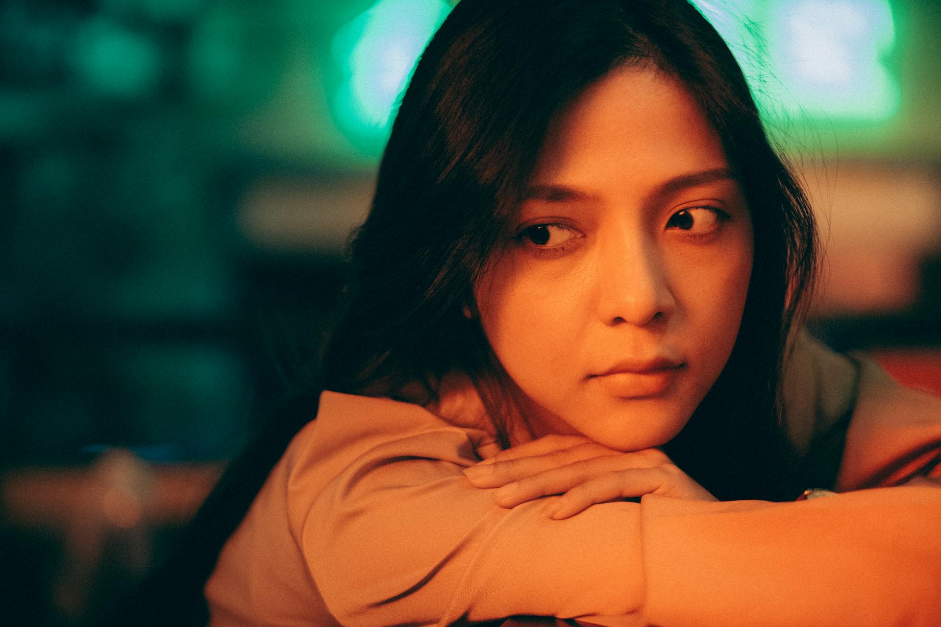 A concerned-looking woman | Source: Pexels