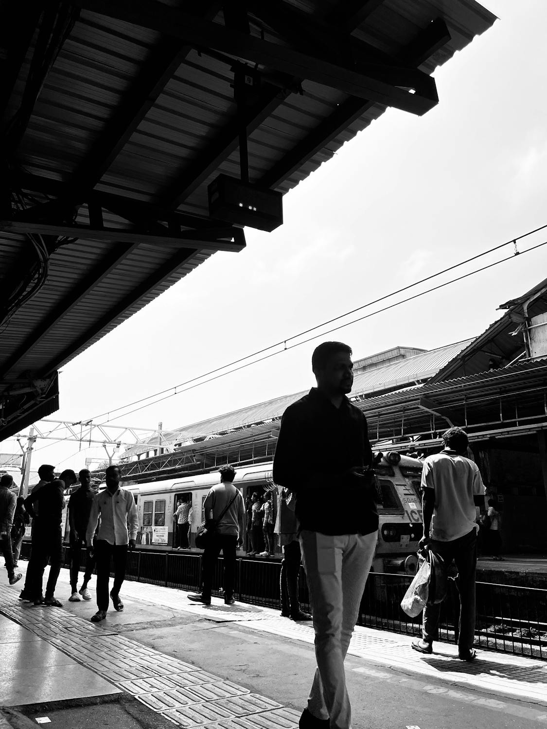 A busy railway station | Source: Pexels