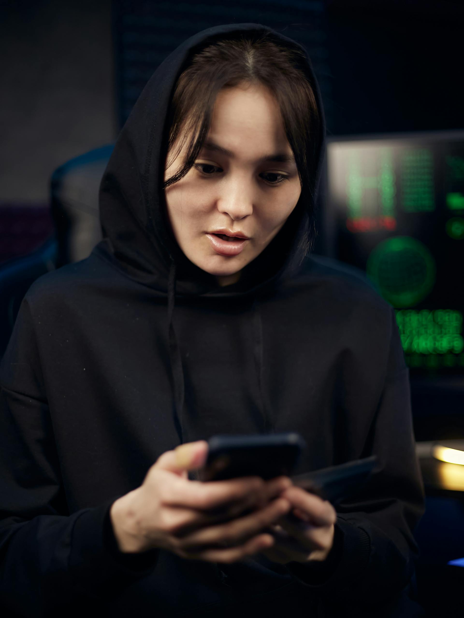A woman staring at her phone in shock | Source: Pexels
