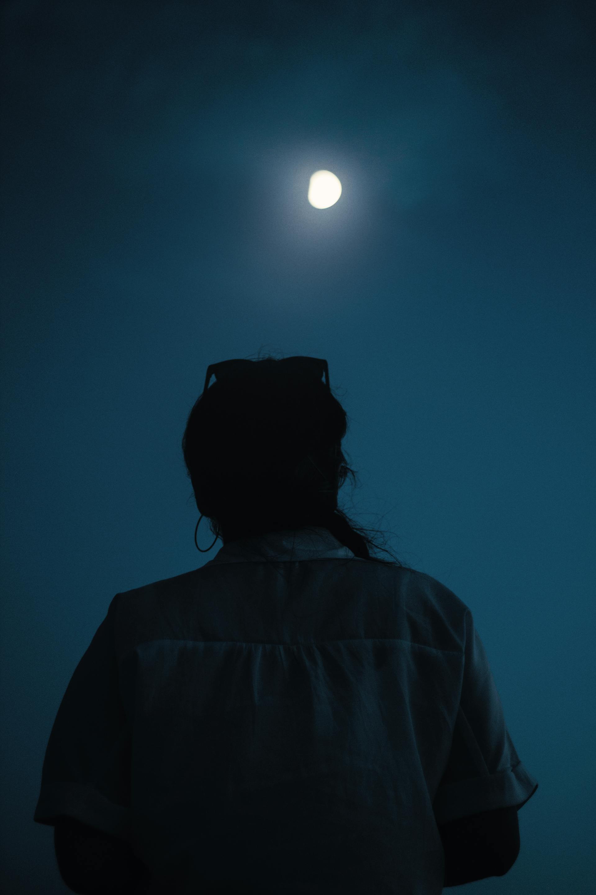 A woman looking at the moon | Source: Pexels