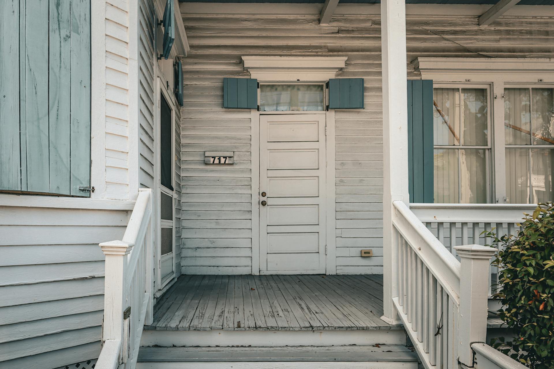 A front door and porch | Source: Pexels