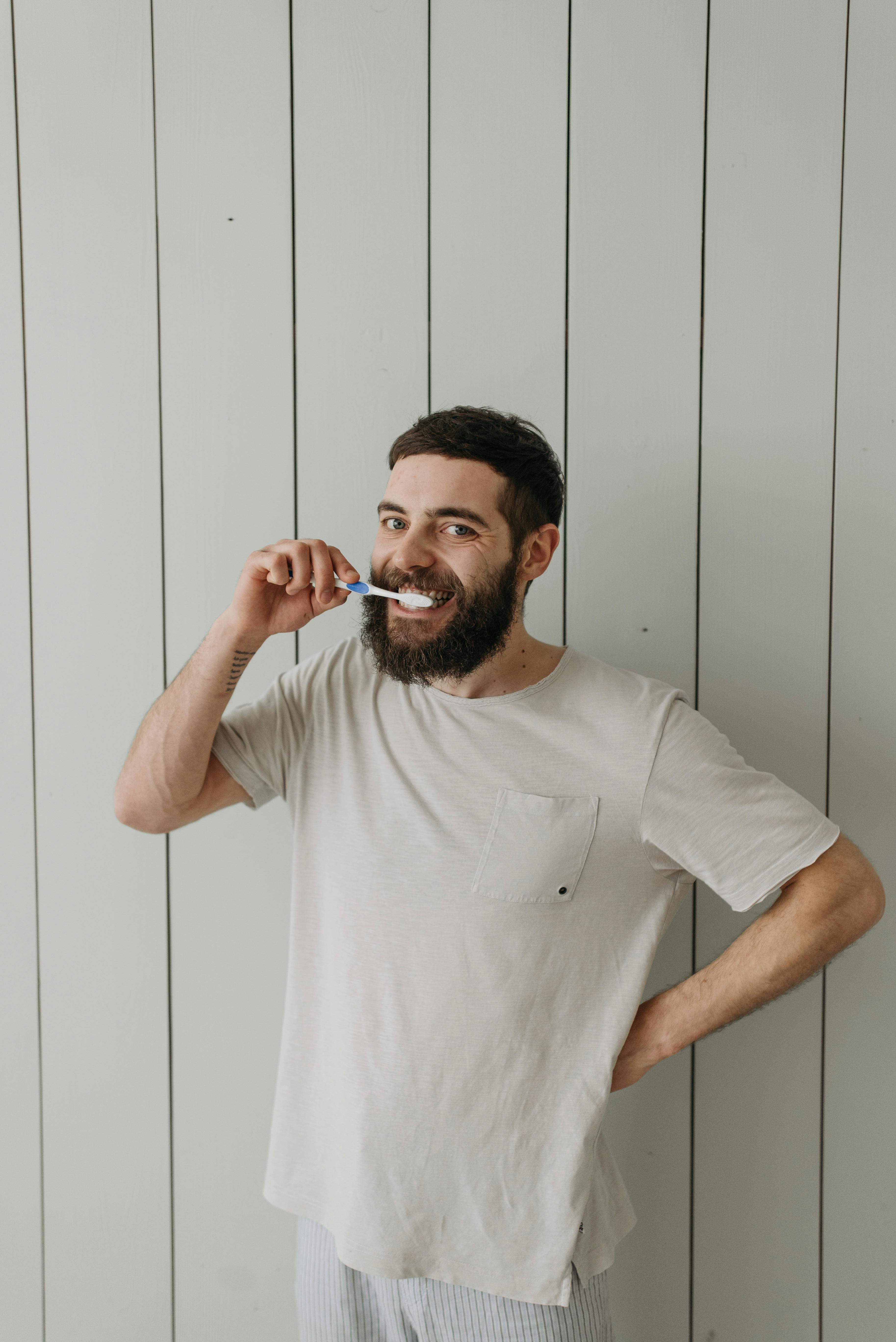 A man brushing his teeth | Source: Pexels