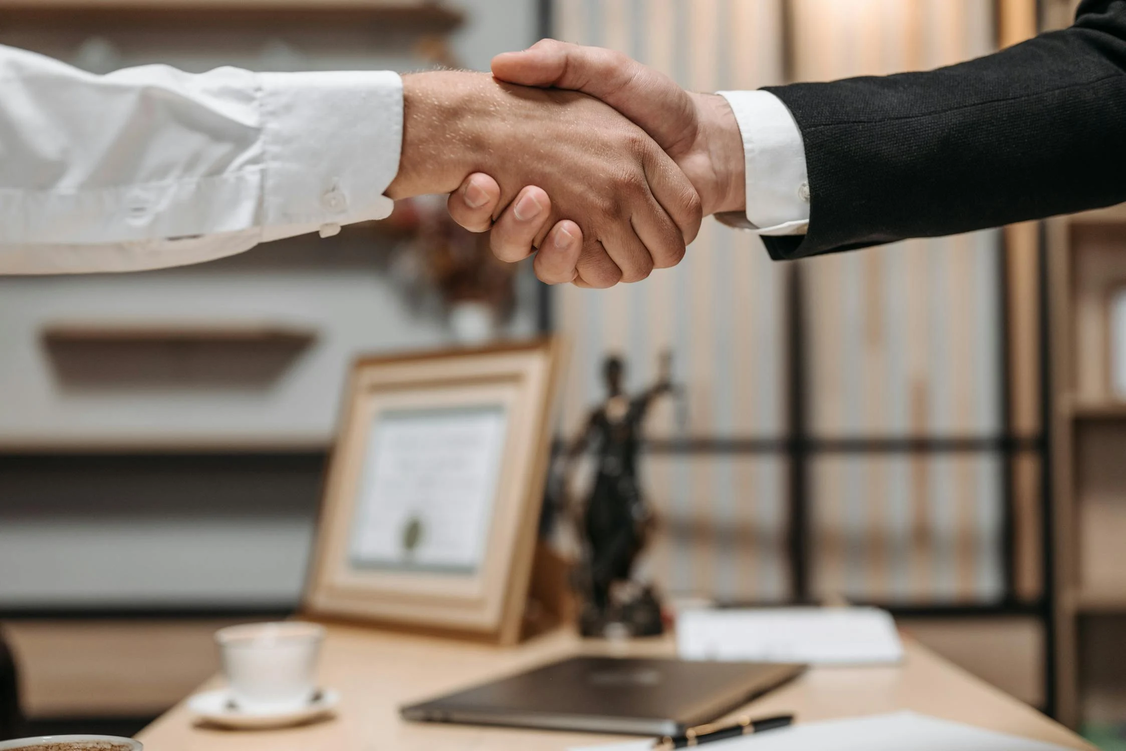 Men shaking hands | Source: Pexels