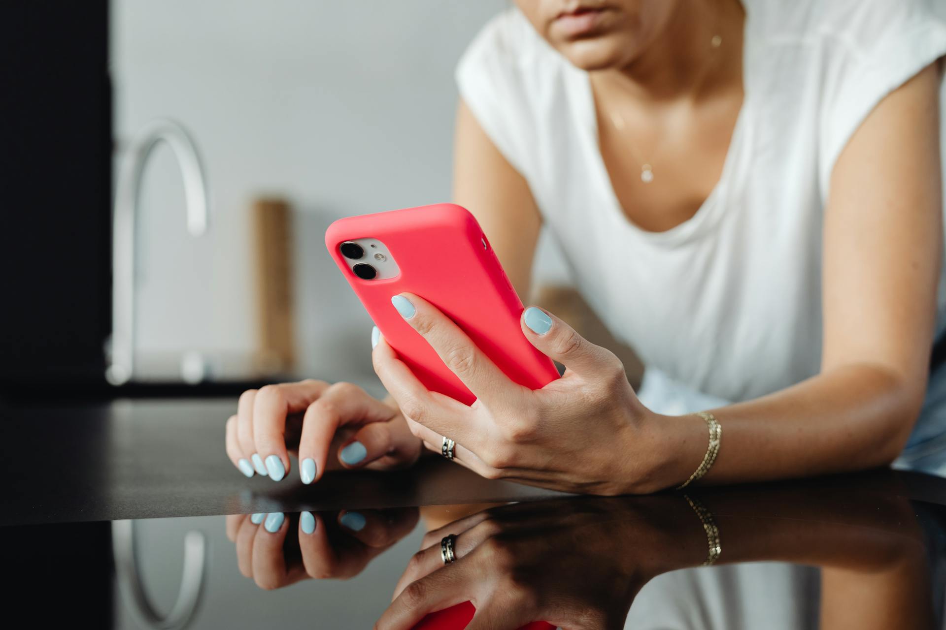 Uma mulher segurando um celular | Fonte: Pexels