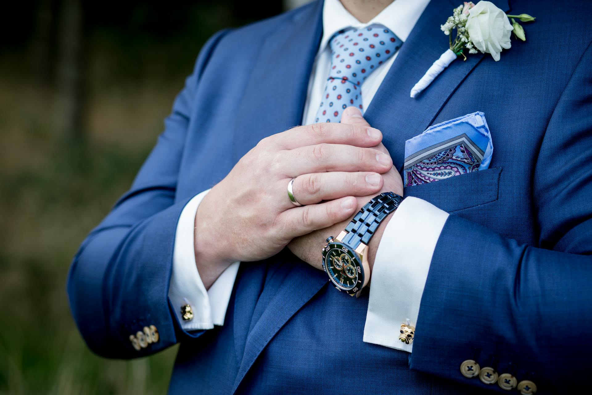 A man cradling his left hand against his chest | Source: Pexels