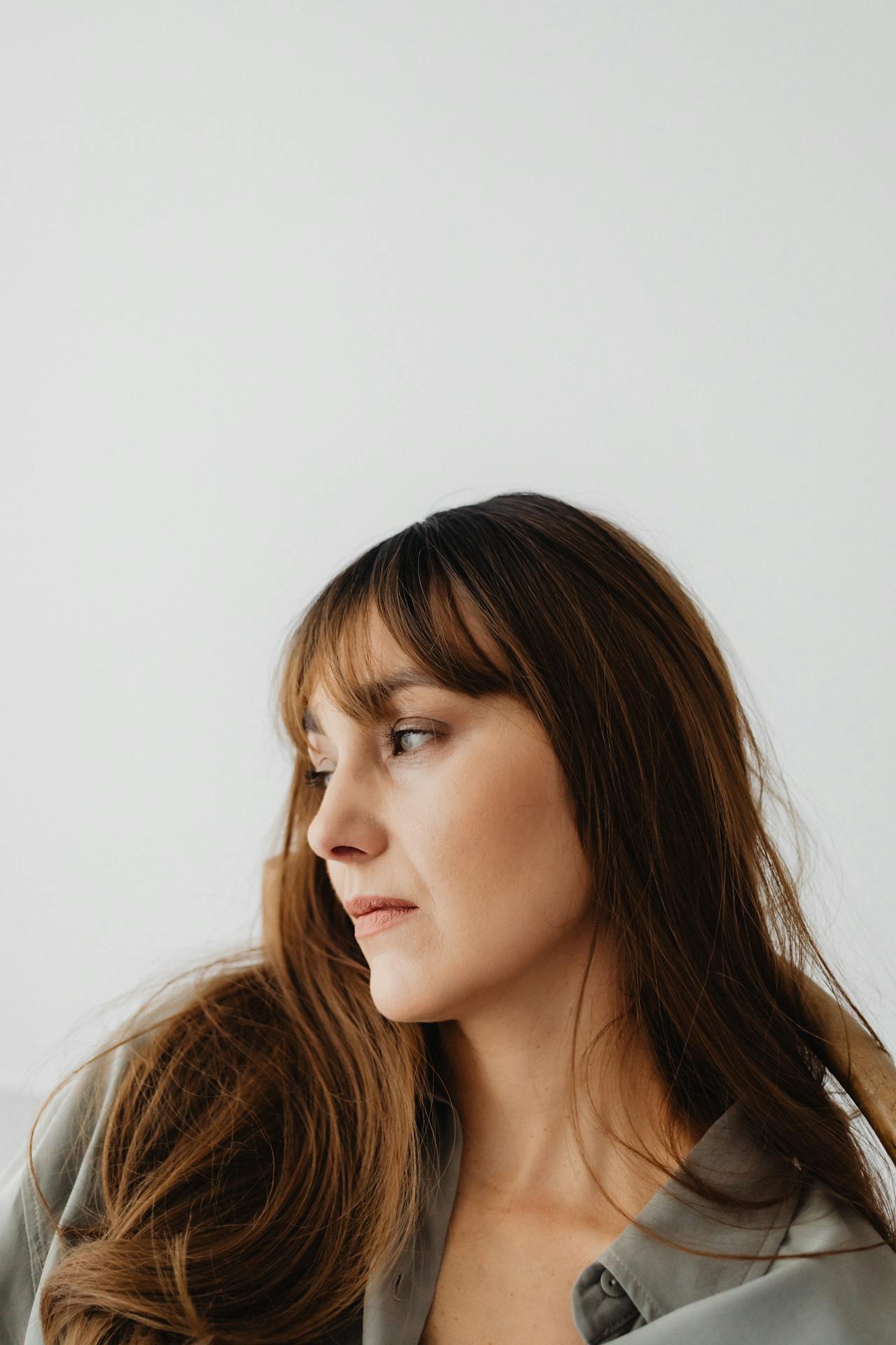 A mature woman staring at someone | Source: Pexels