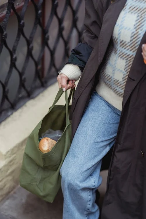 A woman carrying a bag | Source: Pexels