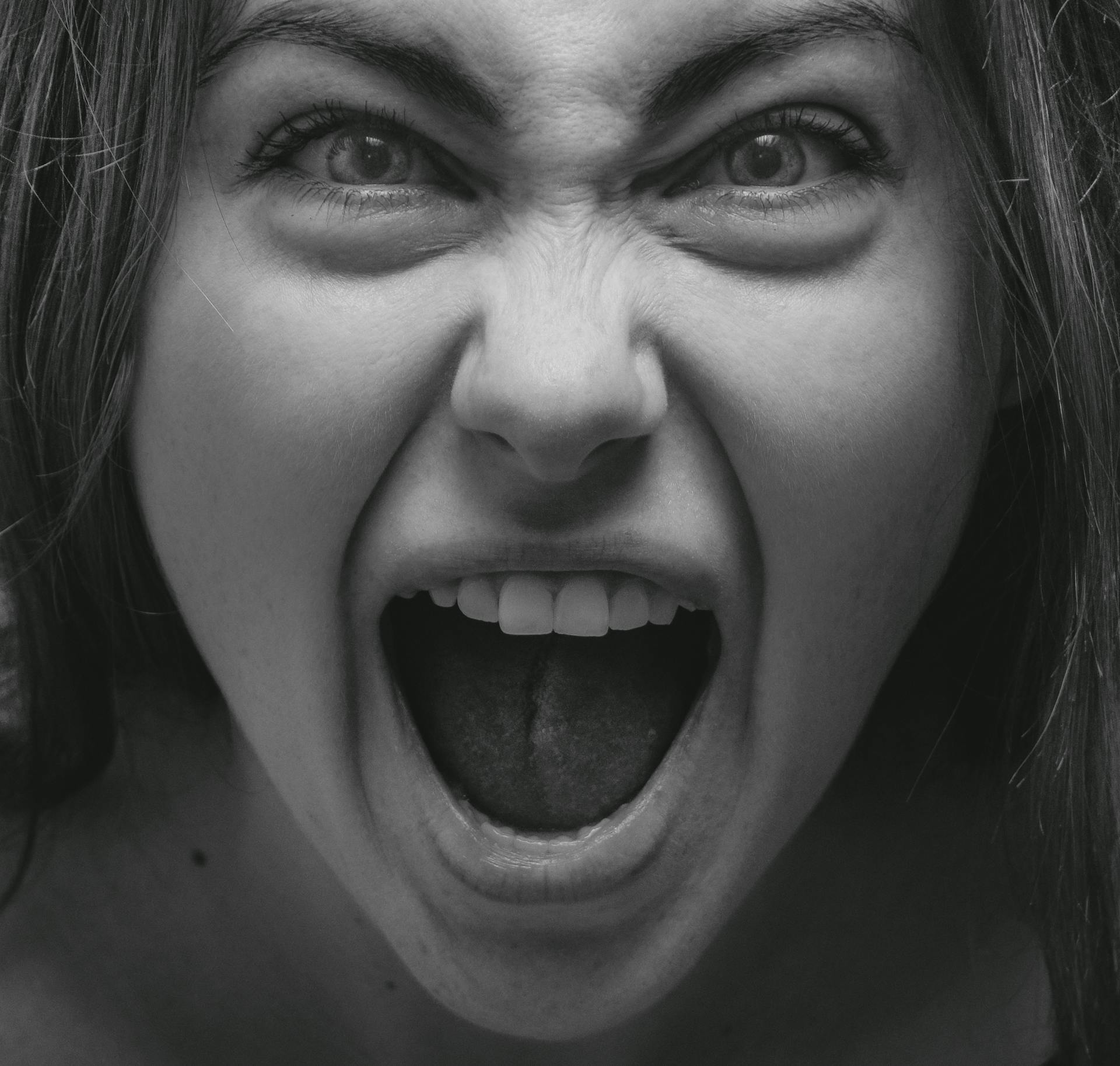 A woman speaking angrily to someone | Source: Pexels