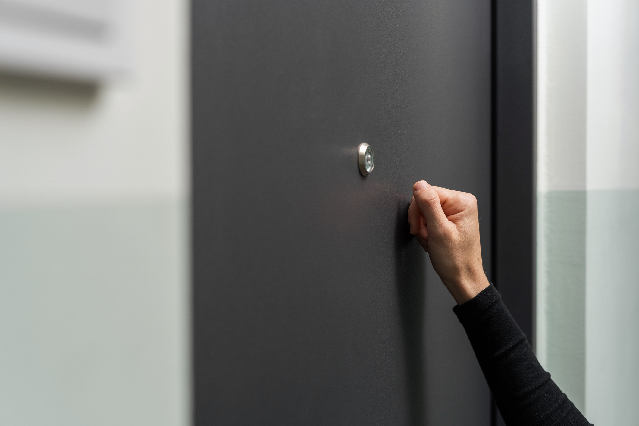 A person knocking on the door | Source: Getty Images