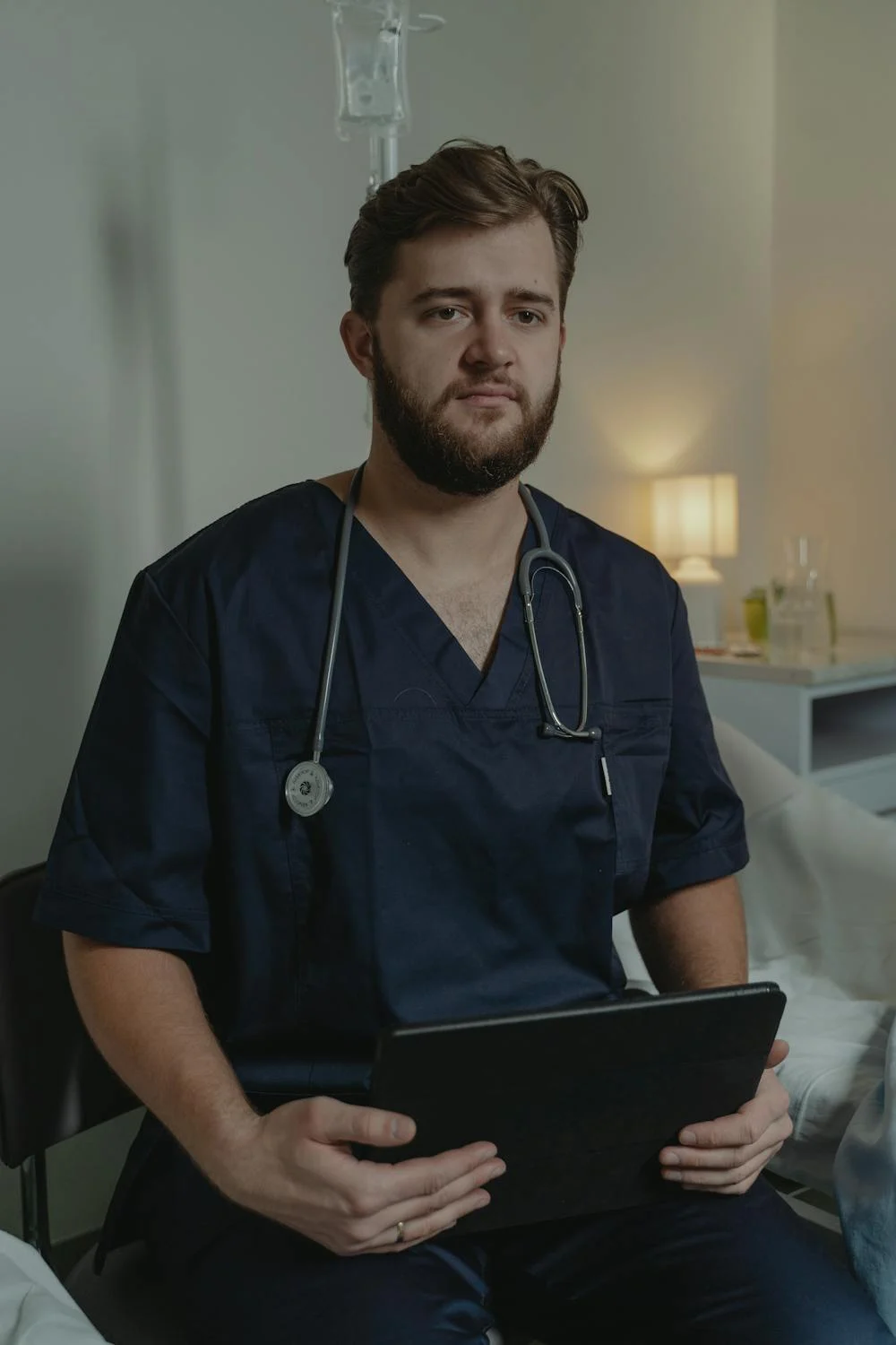 A doctor holding a tablet | Source: Pexels