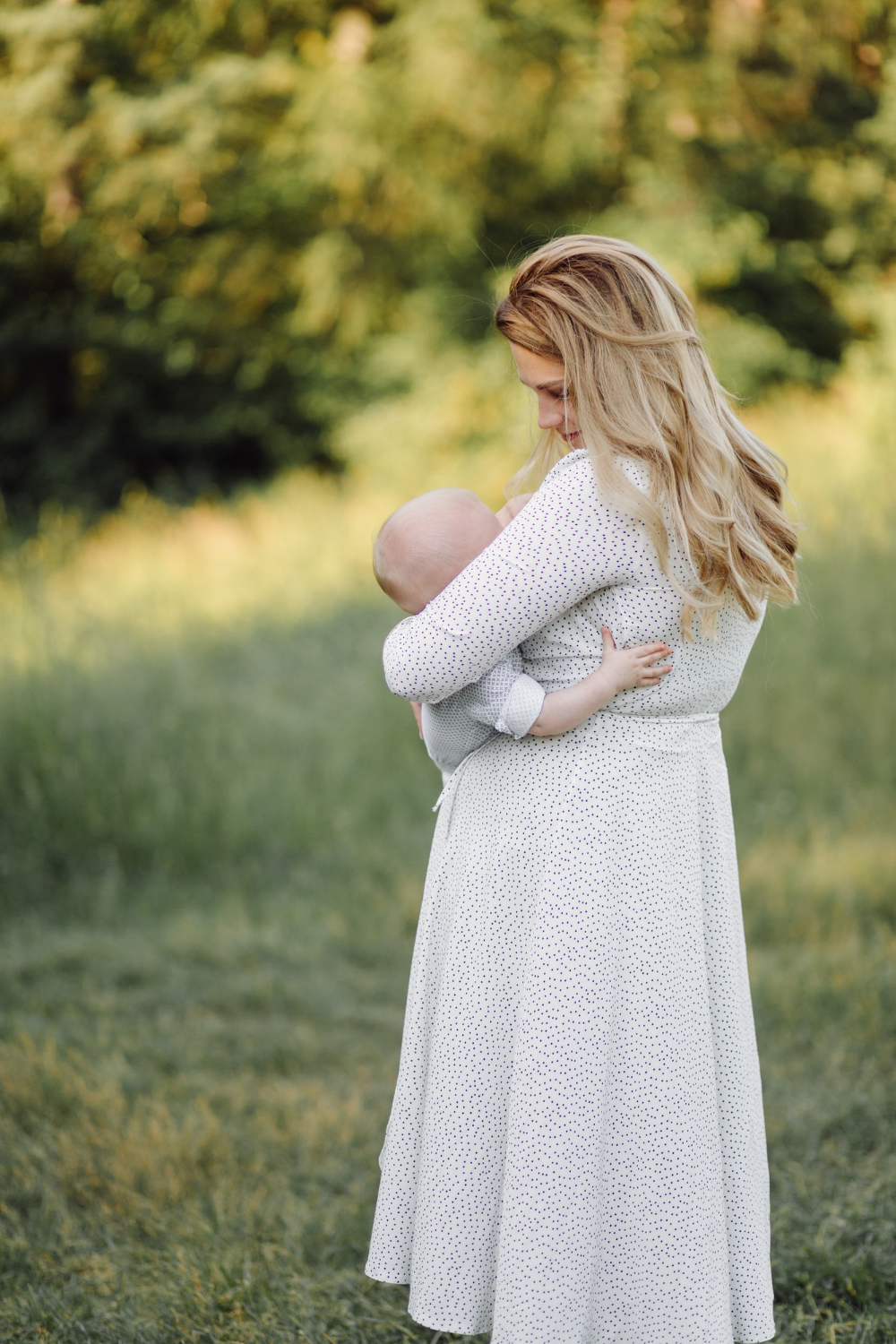 A woman holding a baby | Source: Freepik