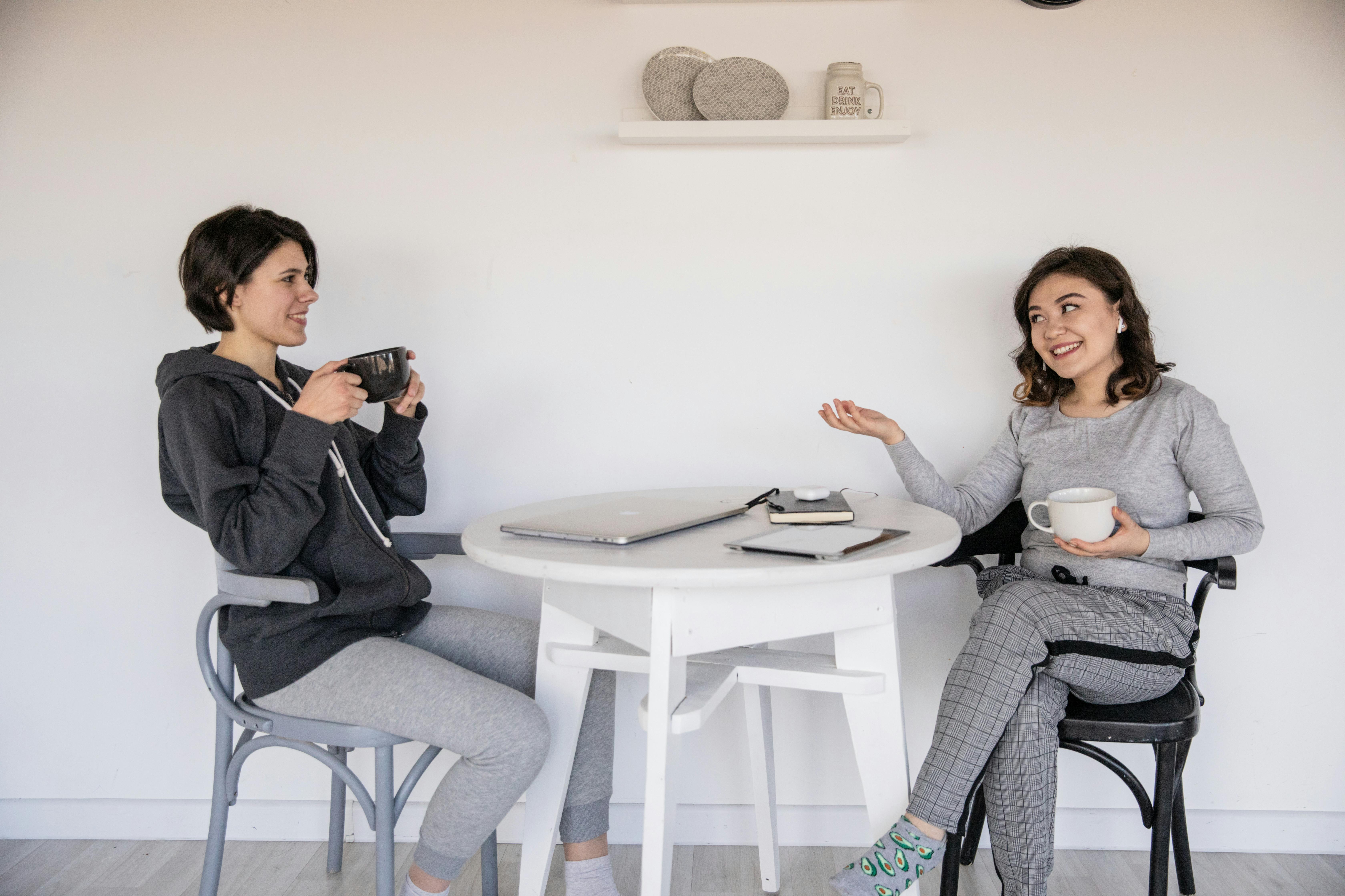 Two women talking | Source: Pexels