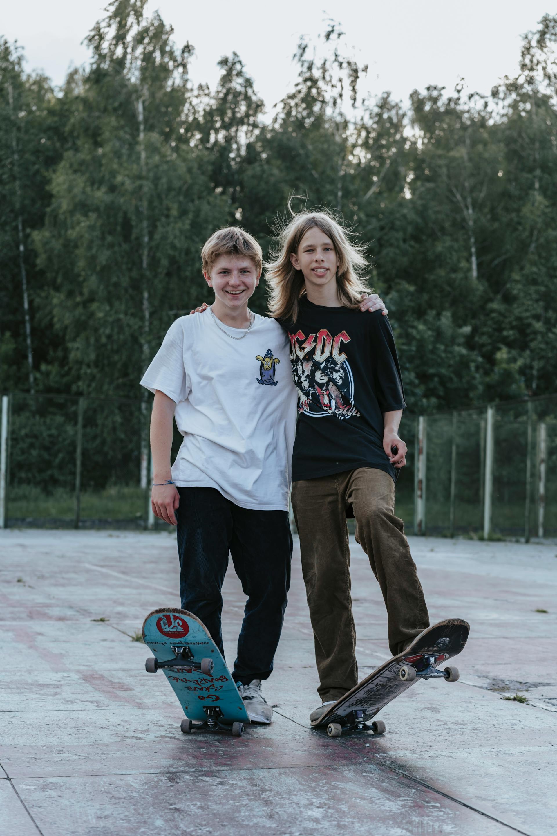 Two teenage boys hanging out | Source: Pexels