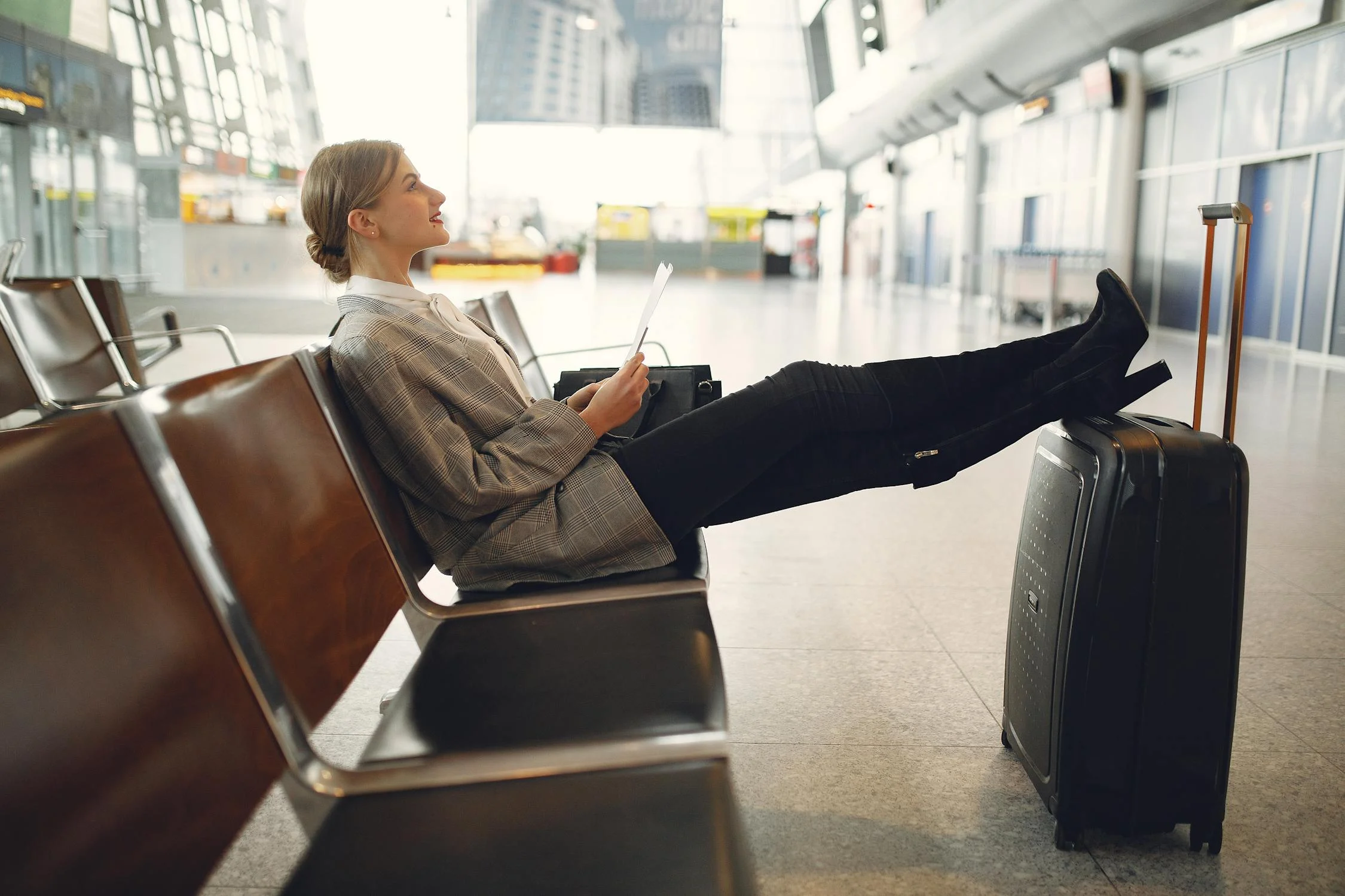 A woman sitting in an airport | Source: Pexels