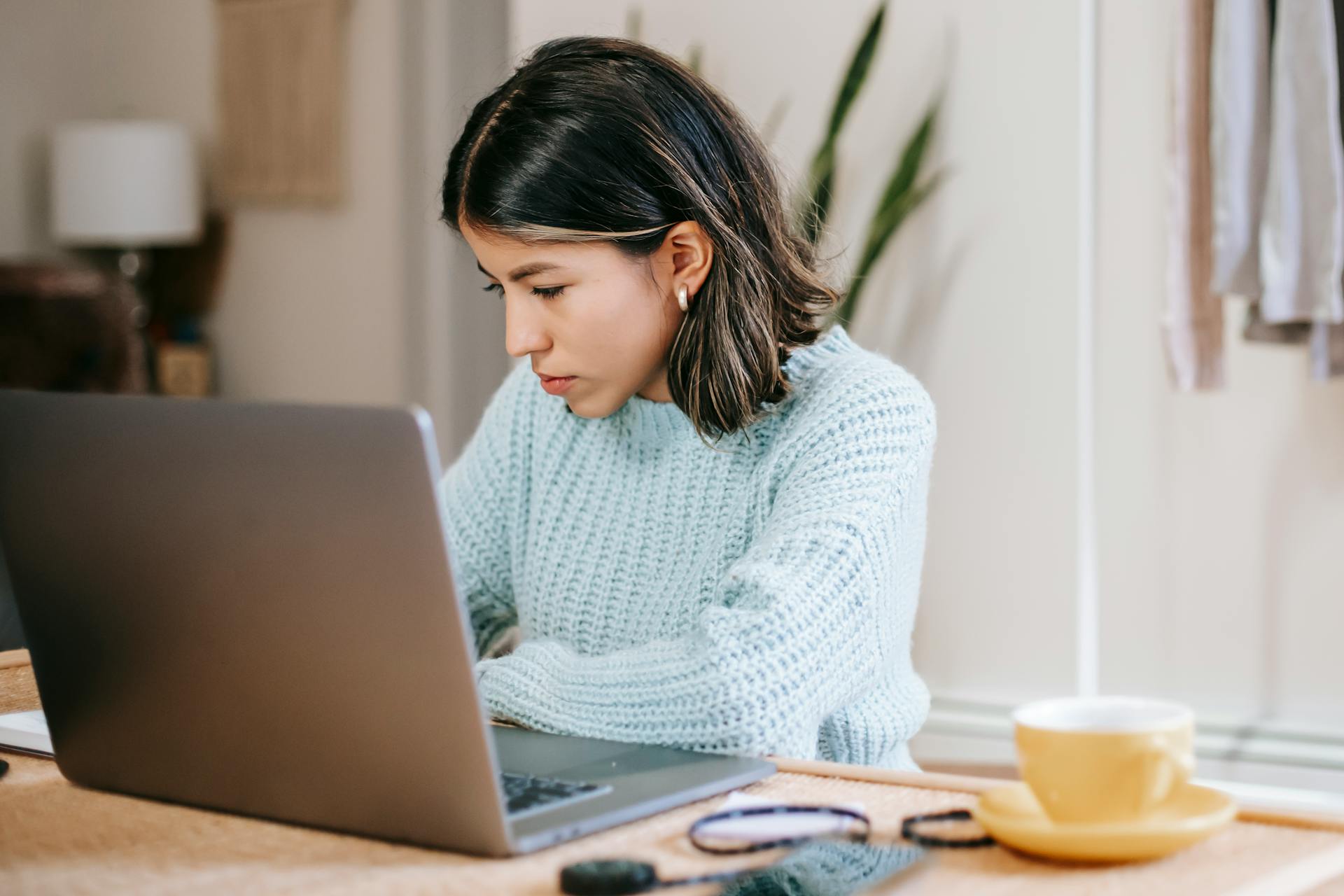A woman working on her laptop | Source: Pexels